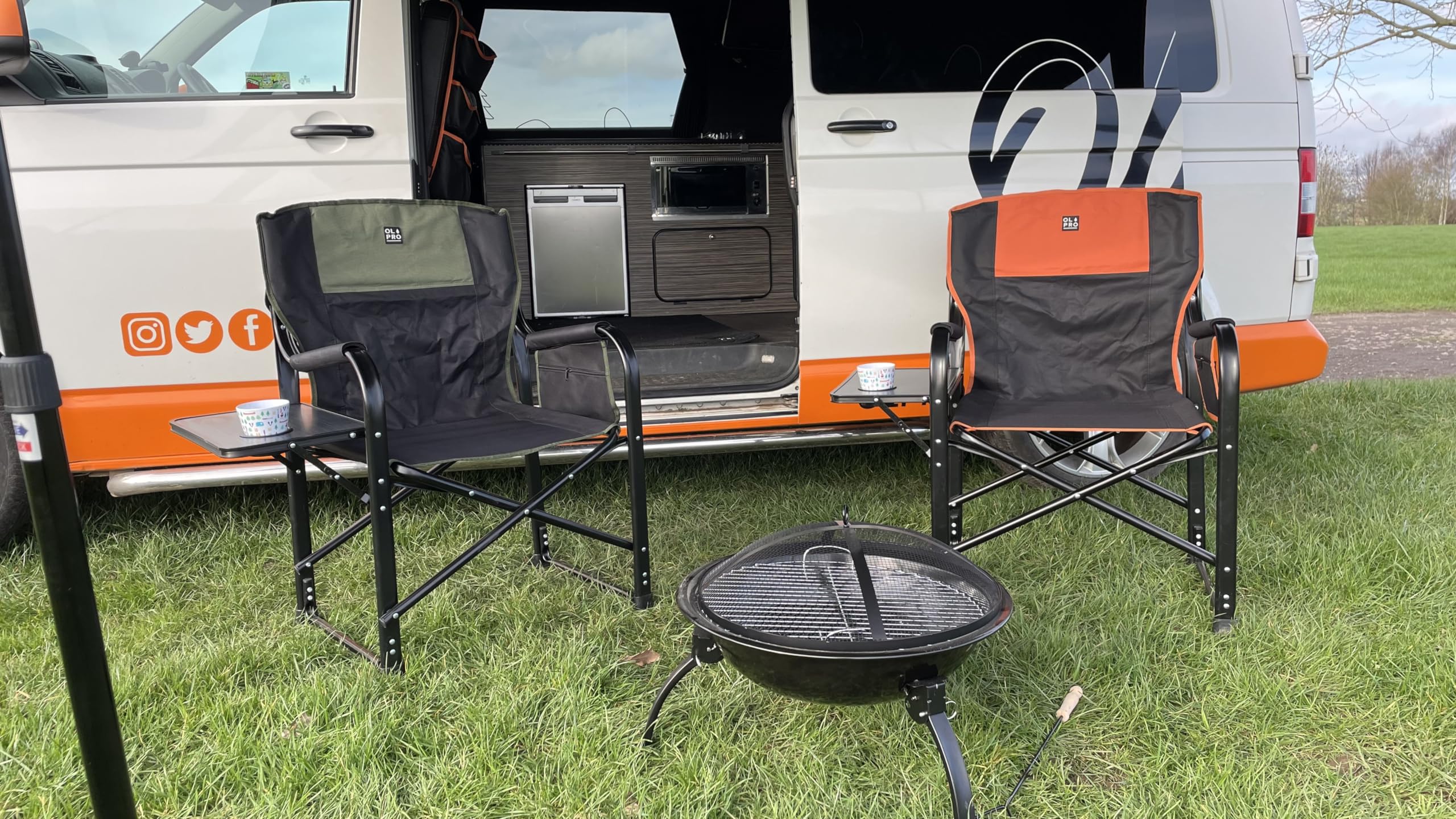 OLPRO Silla de director de lujo, verde y negro, silla de camping plegable con mesa auxiliar, soporte para bebidas y almacenamiento con cremallera, muebles resistentes de director al aire libre para