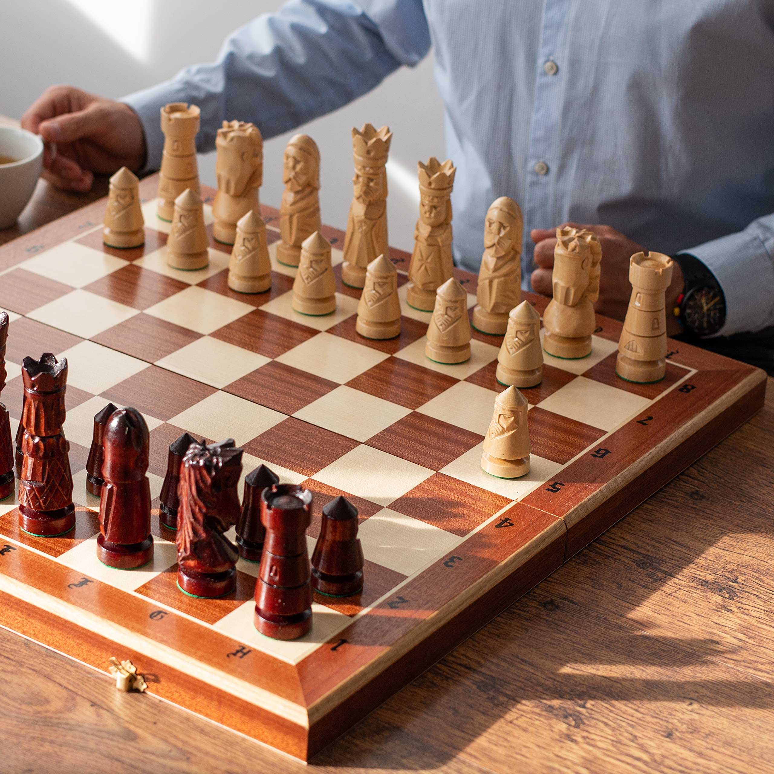 Master of Chess Tablero Ajedrez Madera con Piezas “Castle Deluxe XXL” 60 cm - Hecho a Mano Incrustado y Portatil Grande Juego de Ajedrez para Niños y Adultos