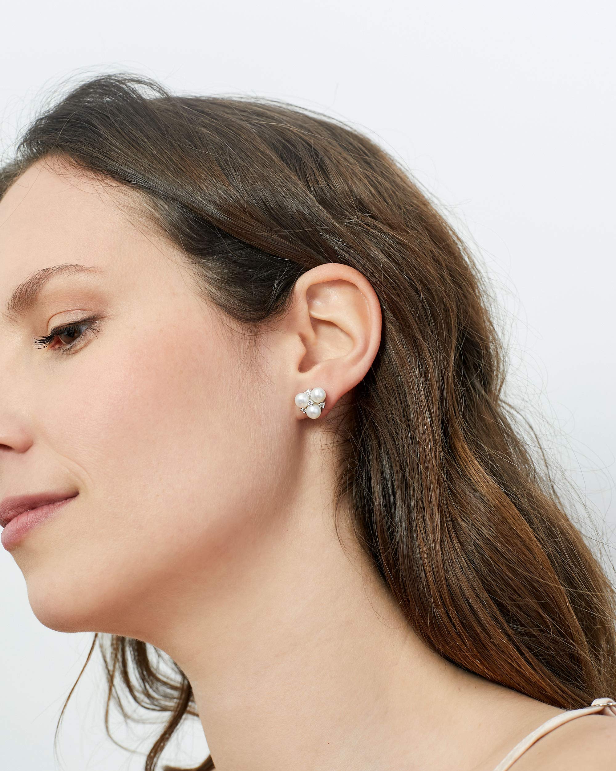 Pendientes de Mujer de Perlas Cultivadas de Agua Dulce Botón de 4-5 mm con circonitas Secret & You - Pendientes de Plata de Ley Rodiada de 925 Milésimas con Tuercas Grandes de Calidad.