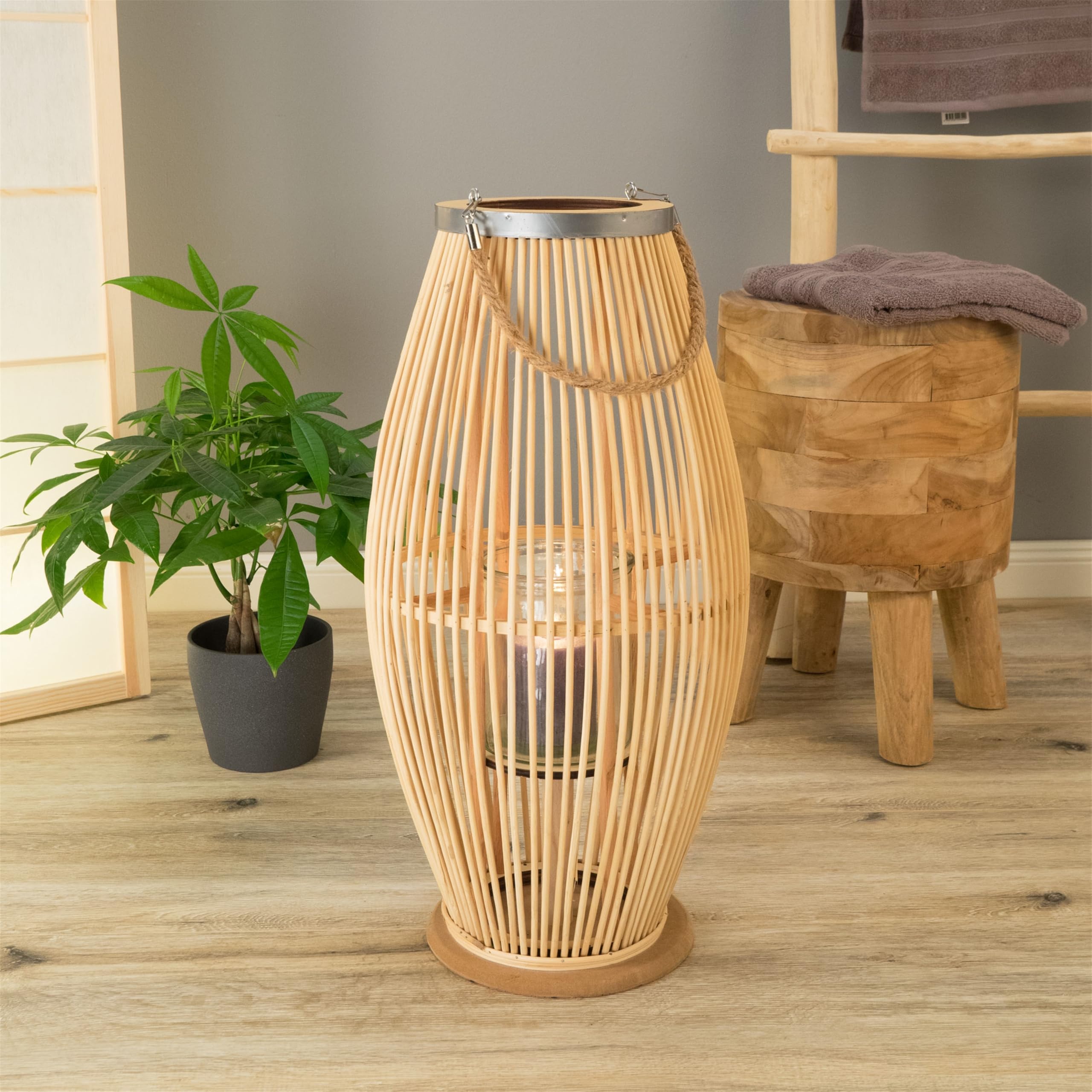 Bambus Laterne Zya | mit Henkel und Glaseinsatz | Holz Kerzenhalter, Windlicht, Deko Laterne für überdachten Balkon oder Wohnung | Größe: 60 cm