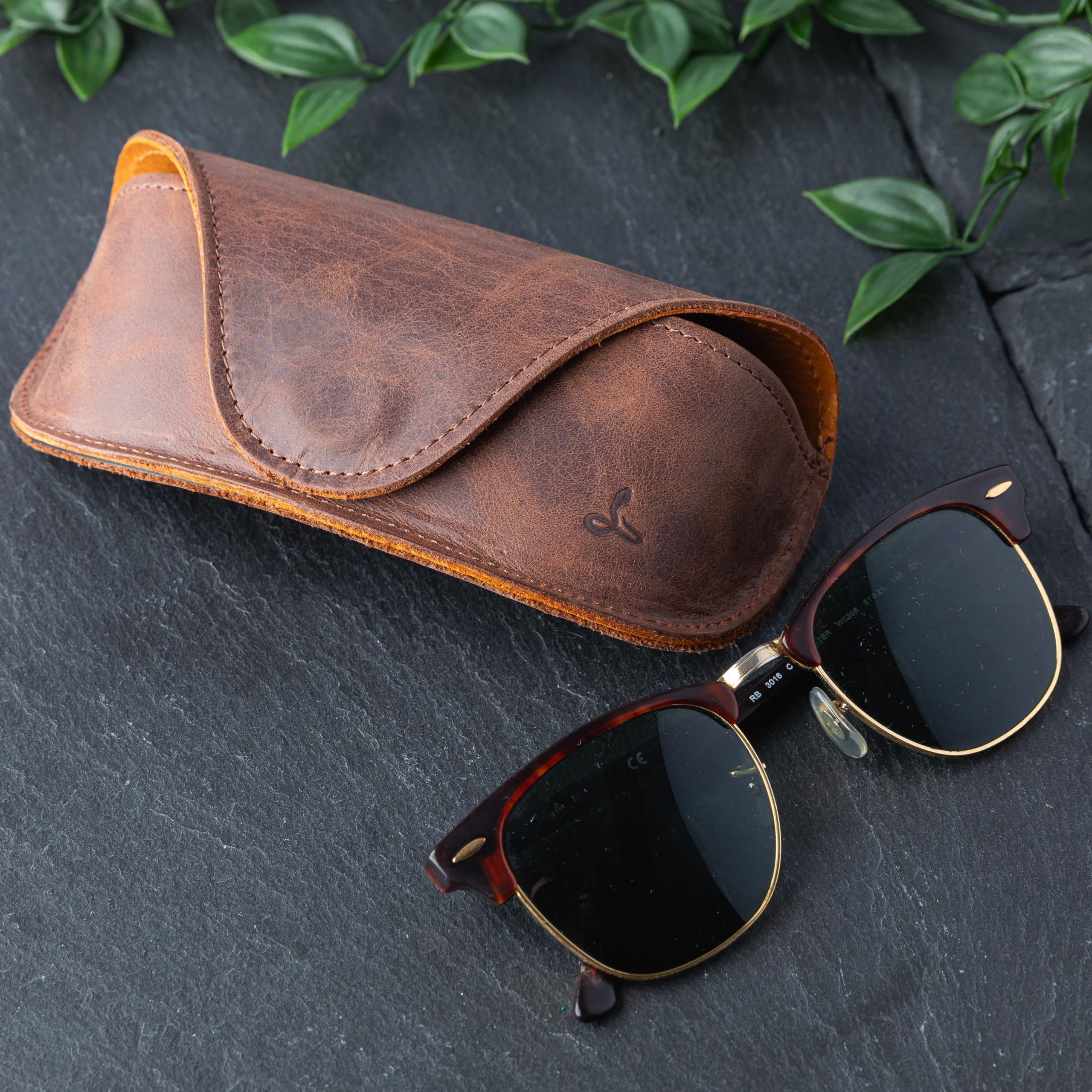 Snakehive Harte Brillenetui - Echtes Leder Brillenetui für Männer und Frauen - Lesebrillenetui - Weiches und robustes Nubukleder aus Top-Grain-Leder, handgefertigt in Europa im Vintage-Stil