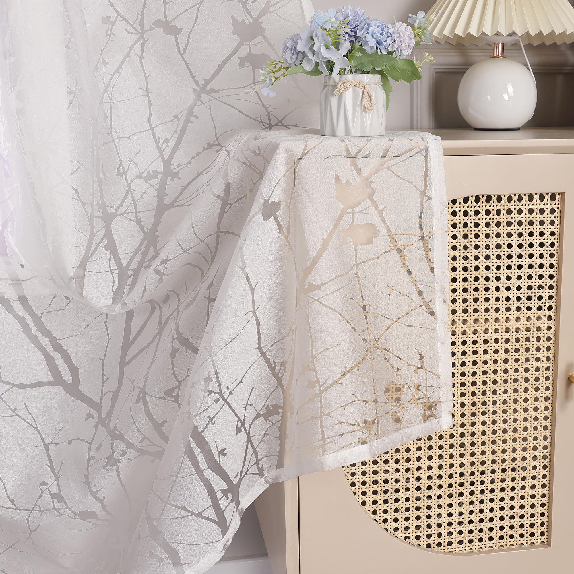 Delien Voile Ausbrenner Gardine mit Äste Muster transparenter Vorhang mit Ösen Wohnzimmer Gardinenschals BxH 140x245cm Weiß 1 St.