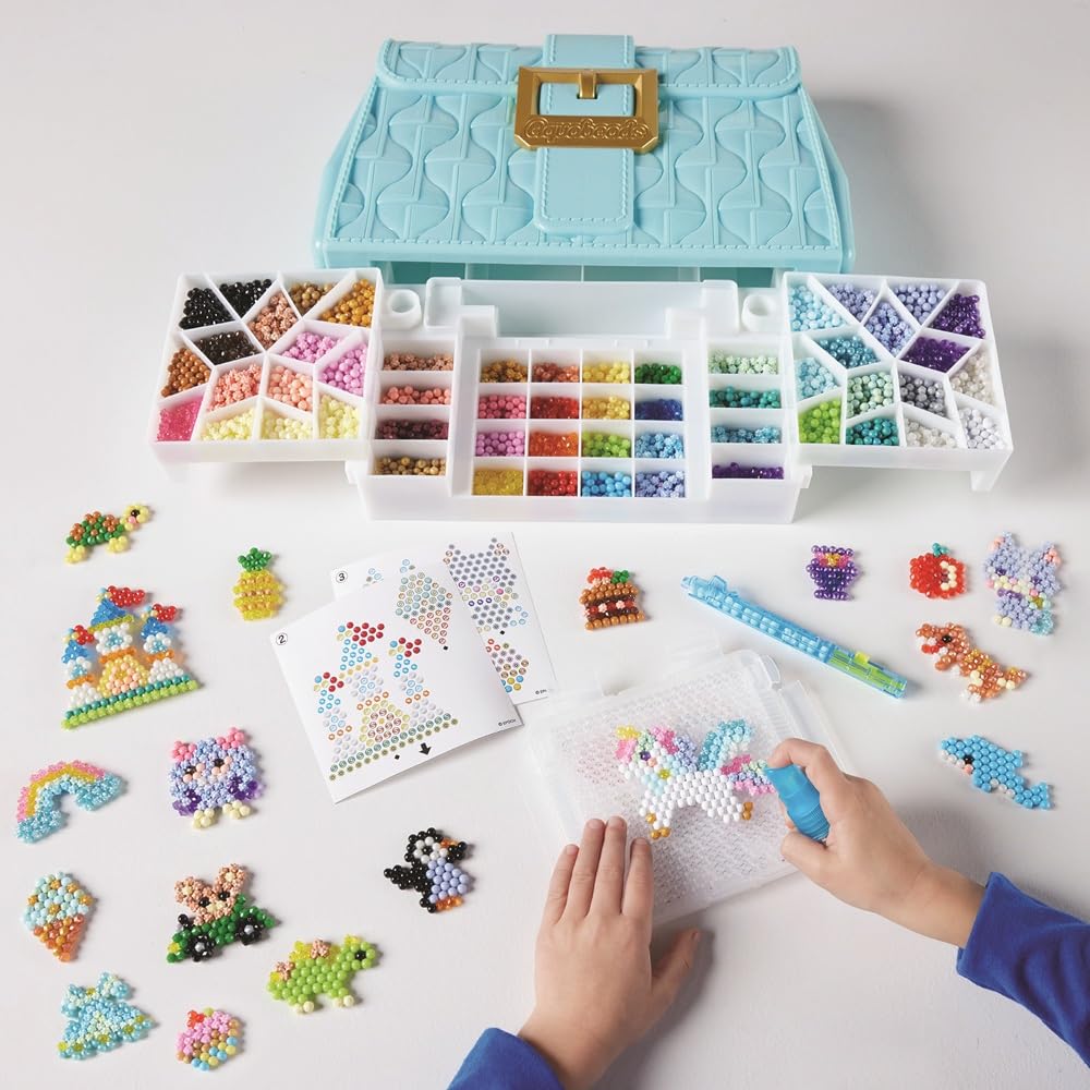 Aquabeads - La Mallette des créatifs - Kit de Loisirs créatifs - Activité Manuelle Enfants en Toute autonomie - Coffret de Perles Qui collent avec de l'eau - Jouet Enfant 4 Ans et + - 35114