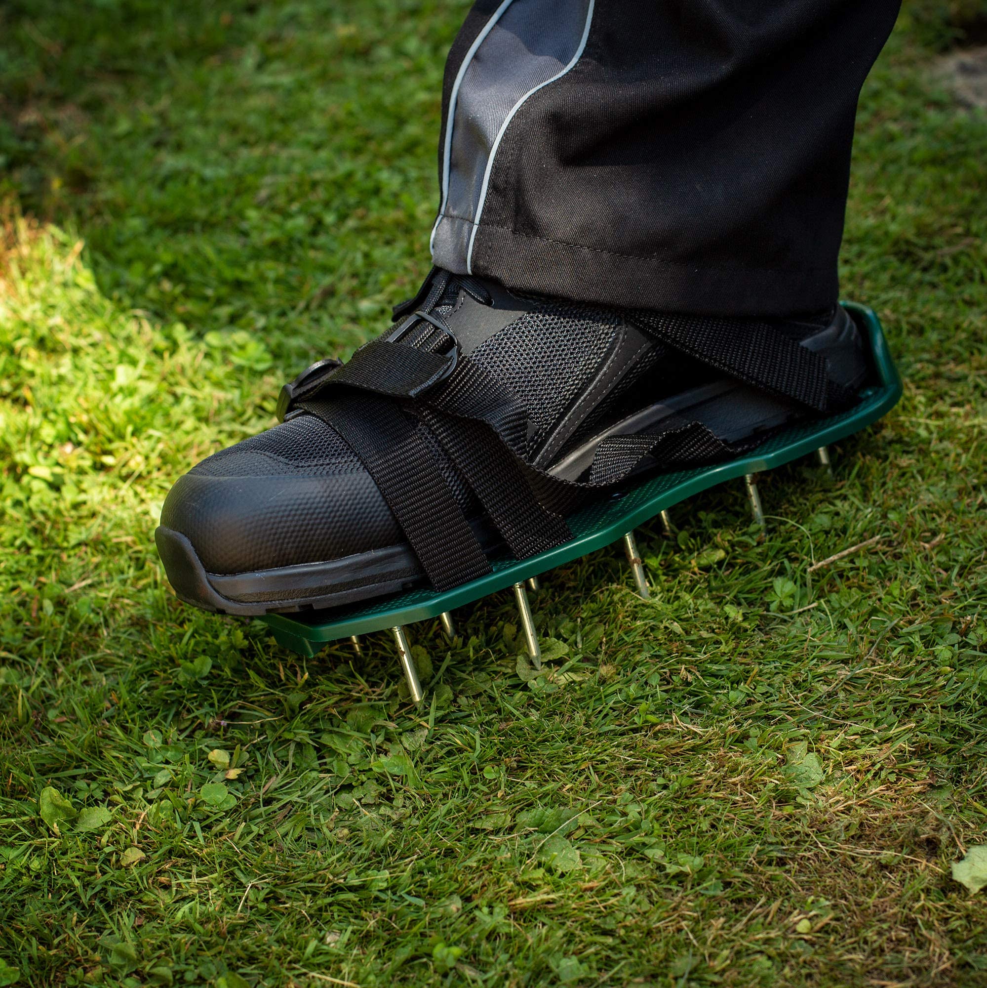 UPP Paire de Semelles de Ventilation pour Gazon I aérateur de pelouse I Amélioration de la qualité du Sol I 13 Clous en Acier I Réglable Jusqu’à la Taille 46 et sur Toutes Les Chaussures I 30×13×6 cm