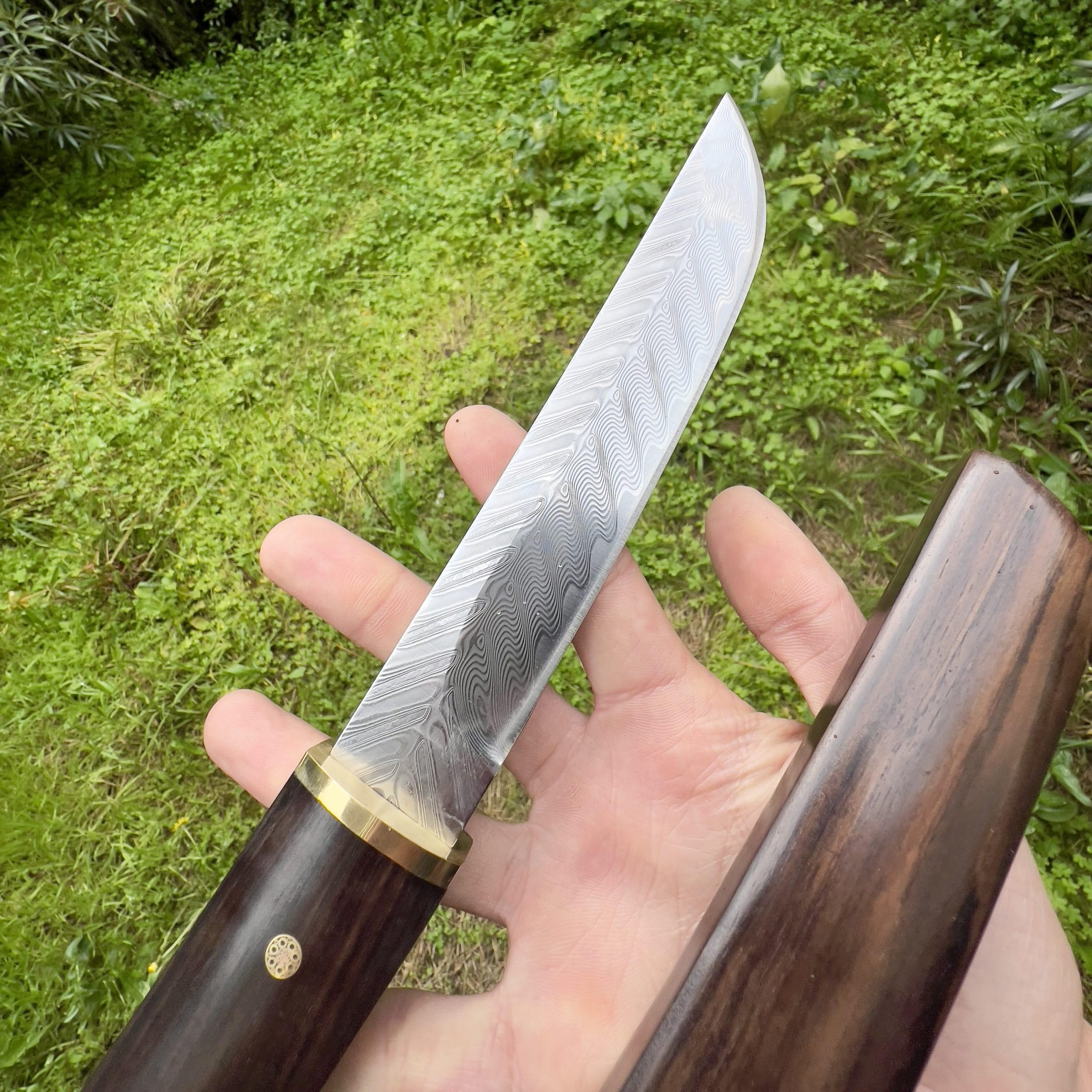 Coltello in Damasco Forgia a Mano, Stile Giapponese, Lama Fissa con Manico in Legno e Custodia Integrale Legno Collezione Custom