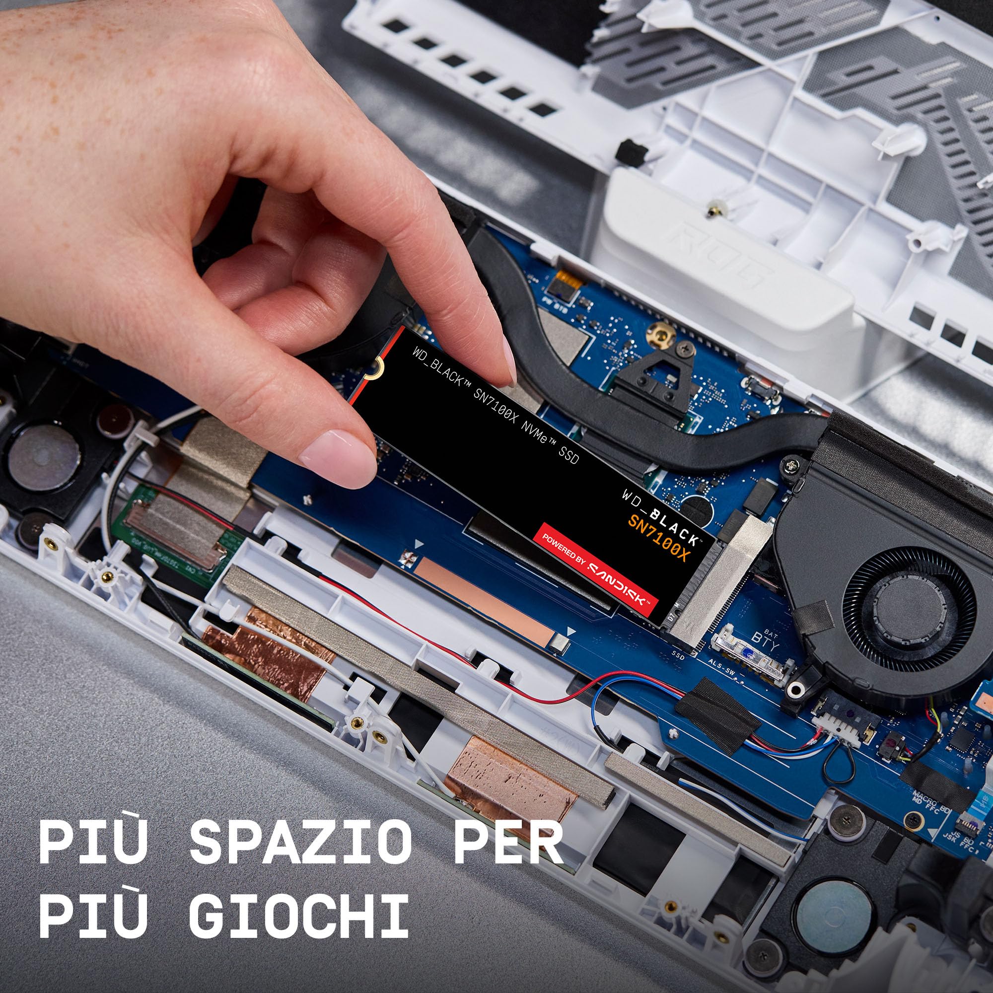WD_BLACK SN7100X NVMe SSD da 4 TB (con velocità di lettura fino a 7.250 MB/s, Storage con licenza ufficiale per ROG Xbox Ally e PC, PCIe Gen4, 1 mese di Xbox Game Pass Ultimate)