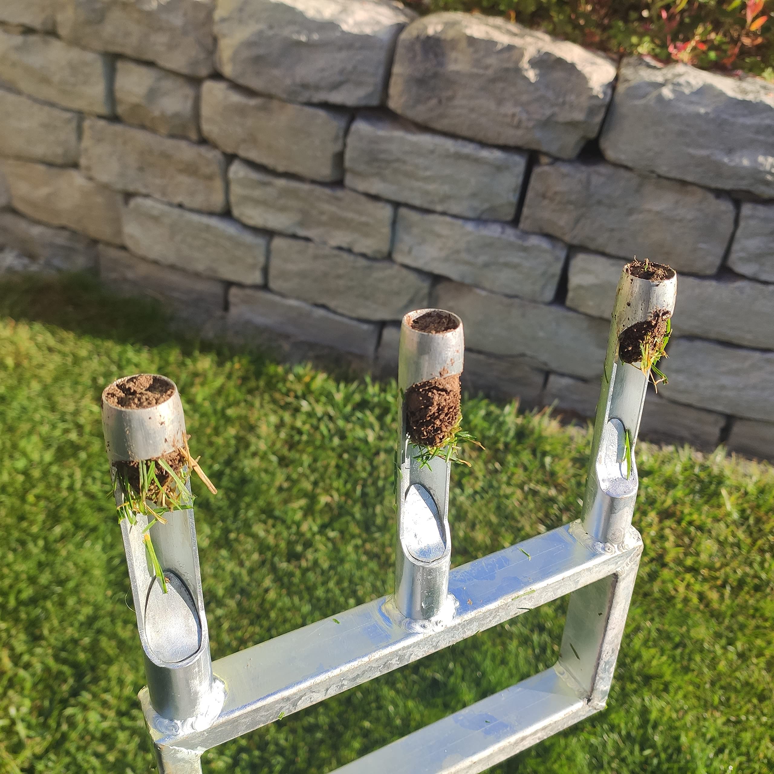 Rasenpflege Set – Aerifizierer & Rasenrakel 75x35 cm | Rasenbelüfter & Flächenebner aus verzinktem Stahl | Vertikutierer, Leveling Rake & Rasen Sanden Werkzeug