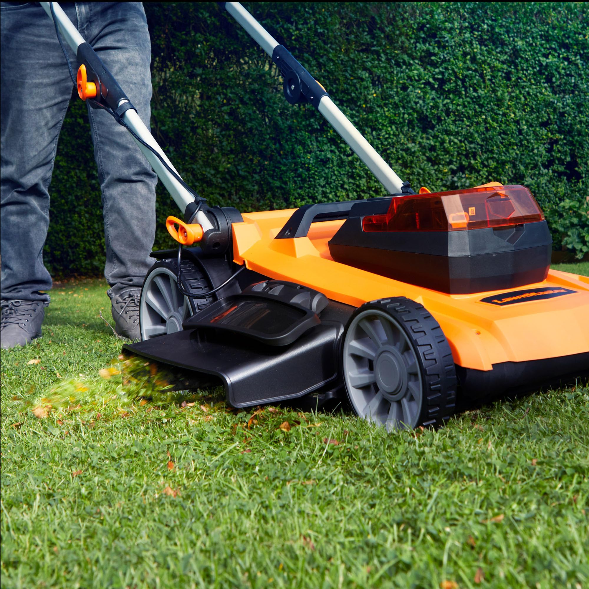 LawnMaster Tosaerba a batteria da 48 V, 46 cm, set di 2 batterie MX 24 V 4,0 Ah, 2 caricatori rapidi, rullo posteriore, espulsione laterale dell'erba e funzione pacciamatura, tosaerba a batteria per