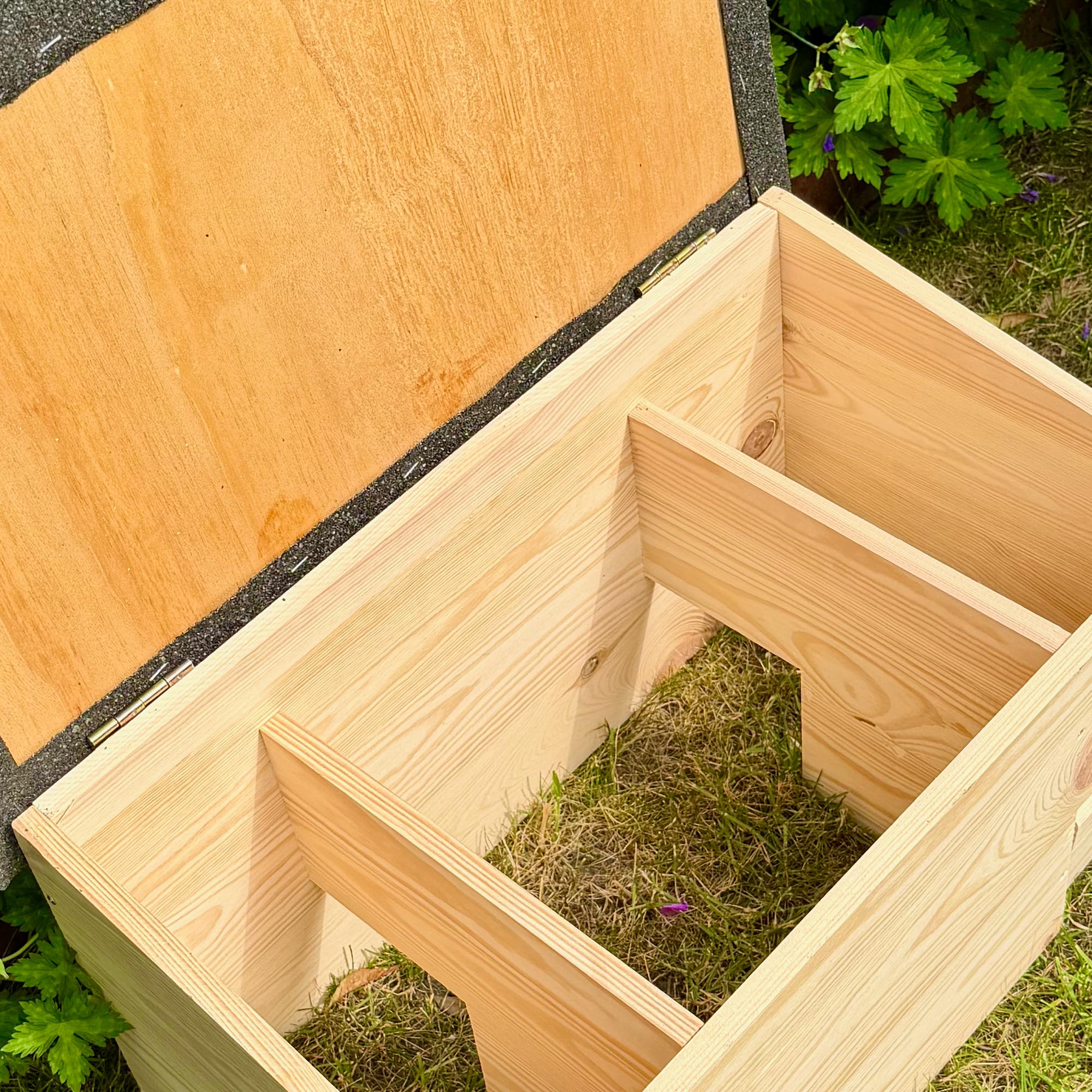 Igelfutterhaus mit Zwei Eingängen und Rattenklappen, Winterfest, Katzensicher, aus zertifiziertem Holz, produziert in Deutschland