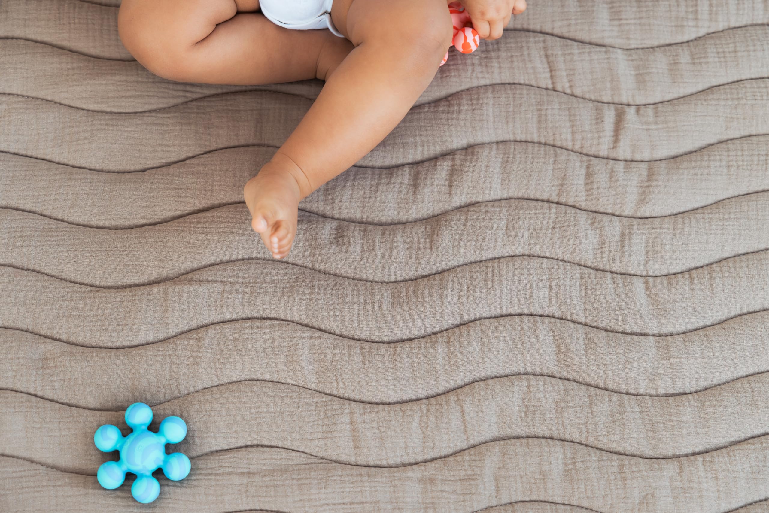 Ubbi Baby-Bodenmatte, dick und bequem, 40,5 x 57 cm, gepolsterte Spielmatte für Babys und Kleinkinder, Abnehmbarer Baumwoll-Musselin-Bezug, maschinenwaschbar und faltbar, Taupe