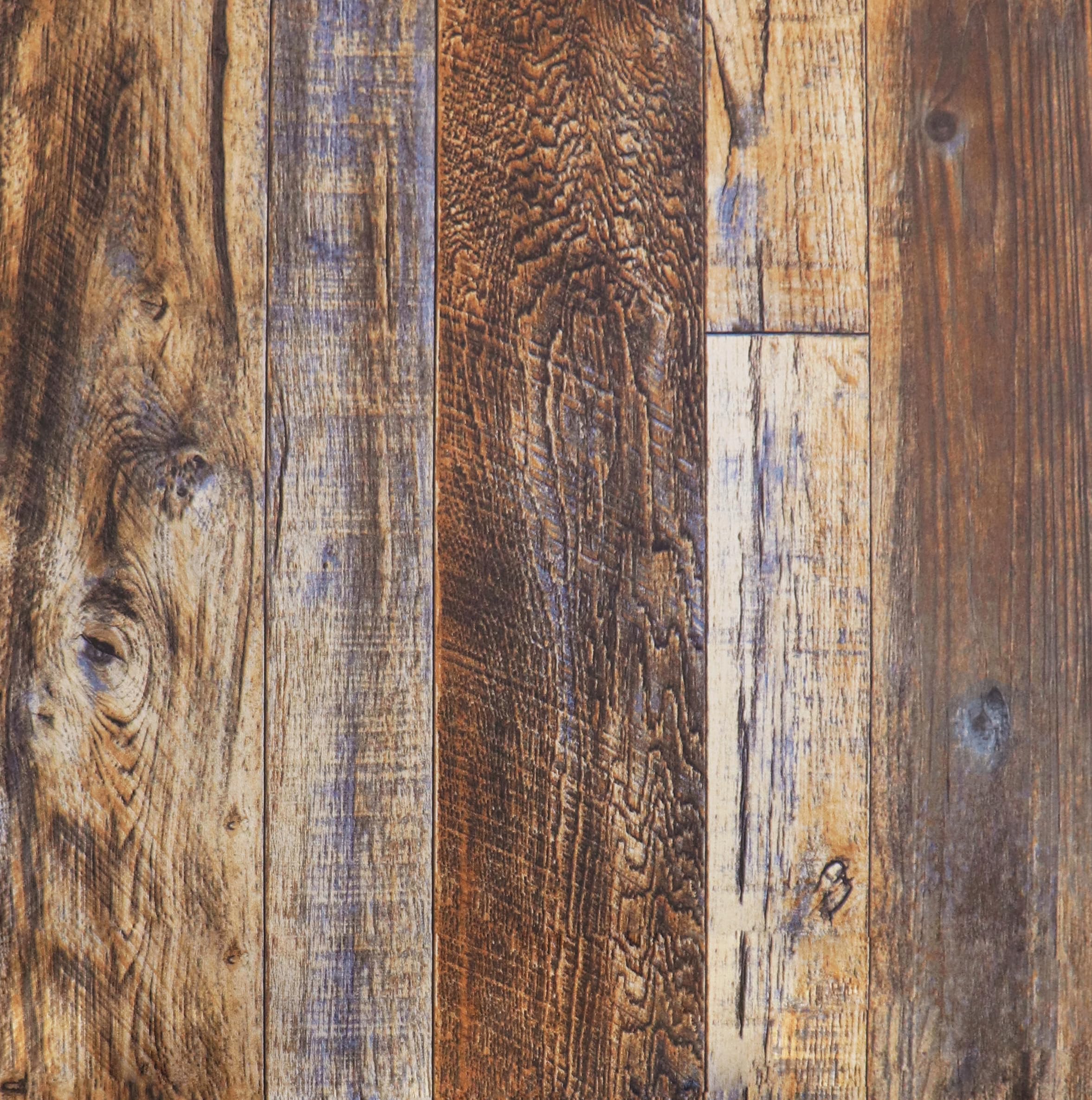 Papier peint imitation bois marron pour relooker un meuble de cuisine