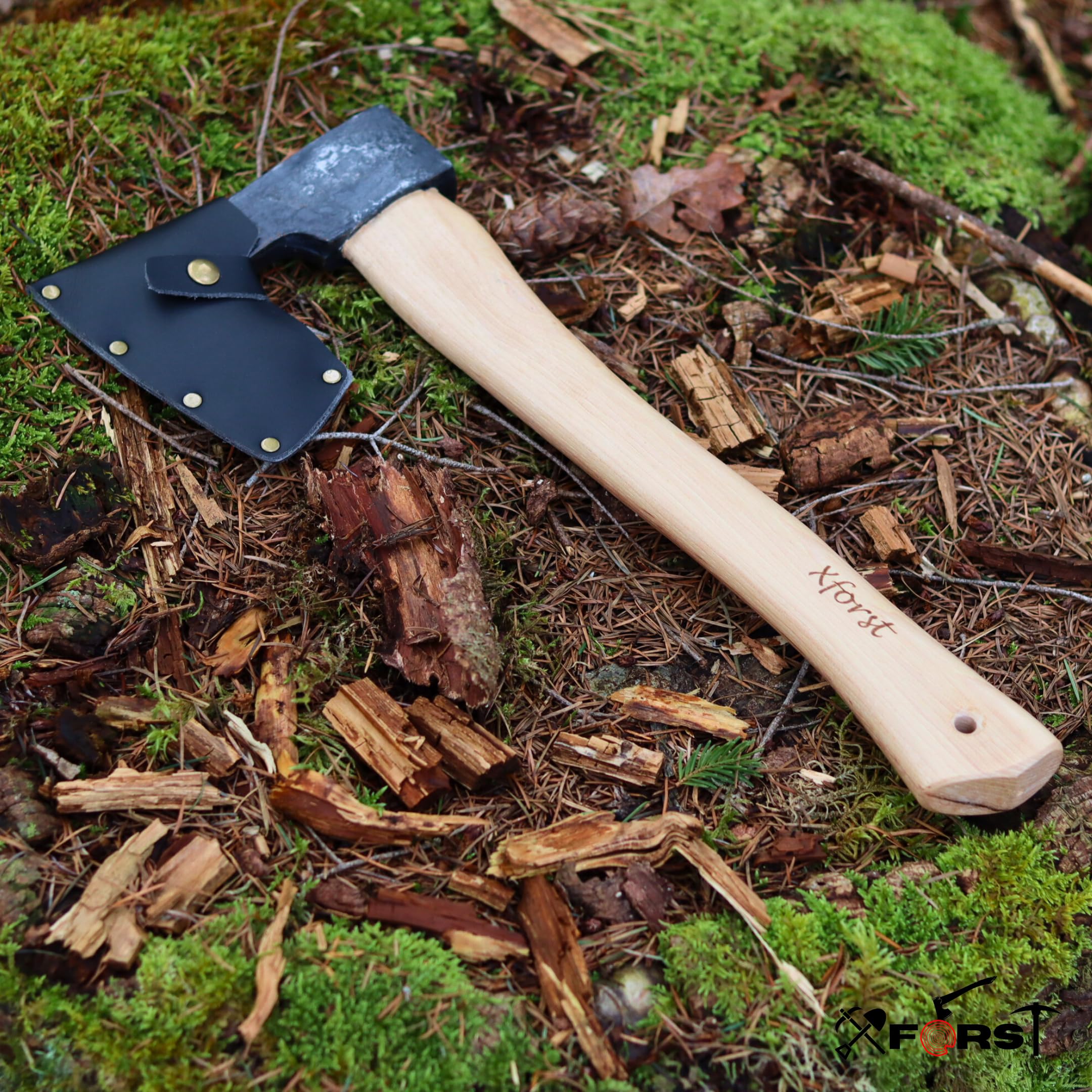 Xforst Hacha vikinga, hacha de supervivencia de acero al carbono forjado, hacha de mano con mango de madera de nogal y protector de corte de piel auténtica, 38 cm de longitud, 0,75 kg de peso, modelo