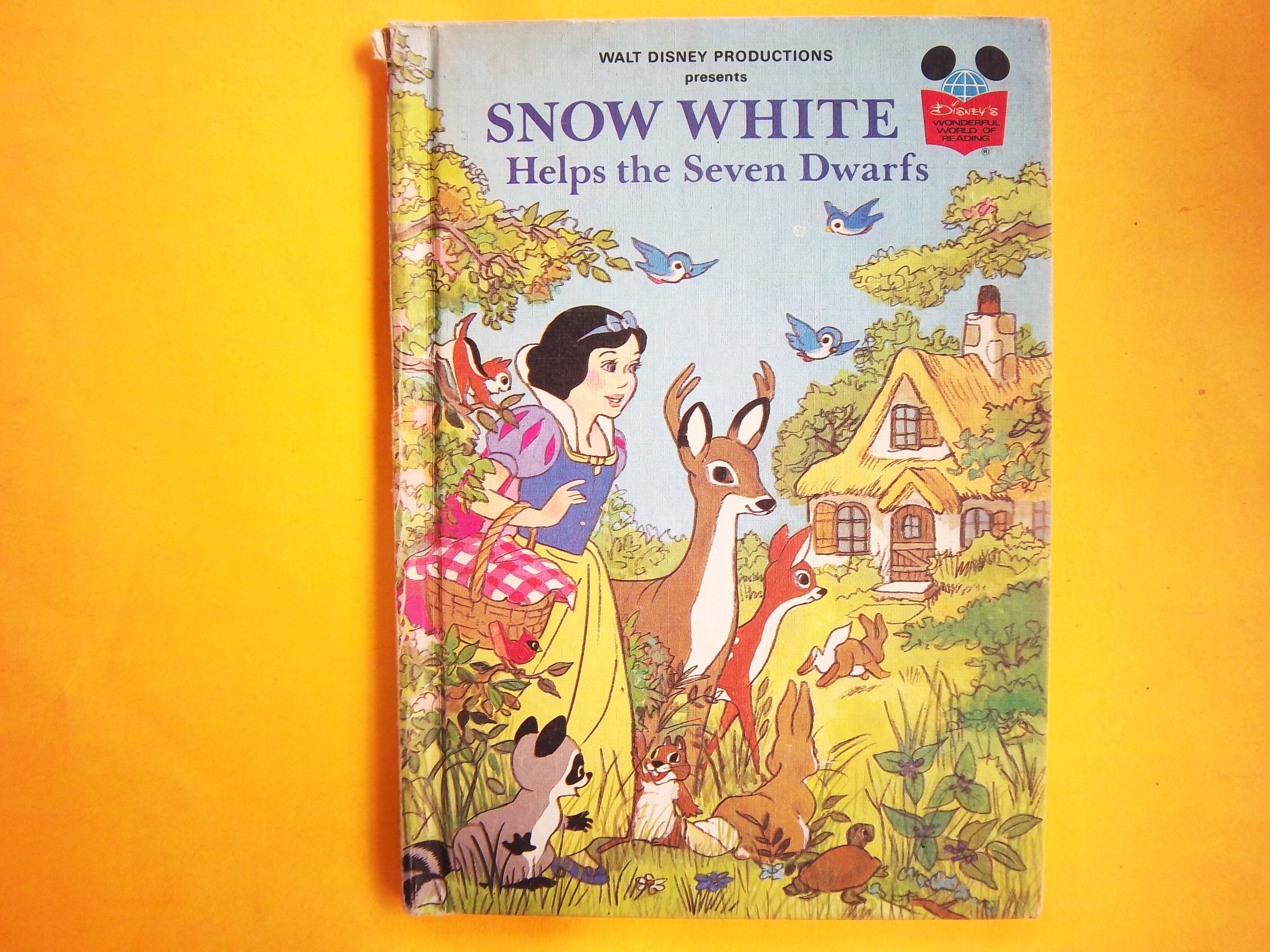 Walt Disney Productions presents Snow White helps the seven dwarfs (Disney's wonderful world of reading)