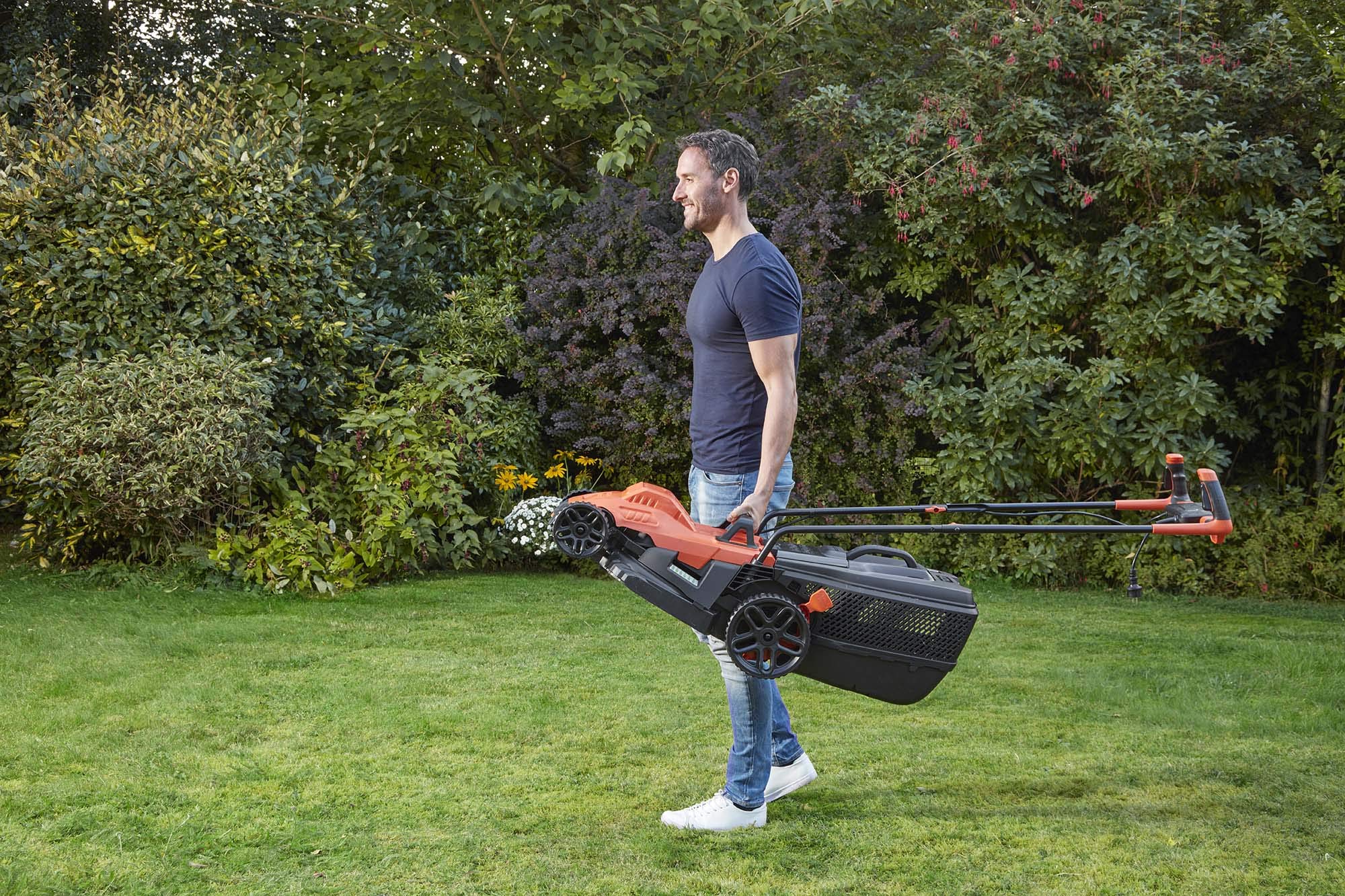 BLACK+DECKER Tondeuse Filaire 1600W, Tondeuse à Gazon Electrique 38 cm, 6 hauteurs réglables 20, 30, 40, 50, 60 et 70 mm, Tondeuse avec Poignée Bike, BEMW471BH-QS Orange