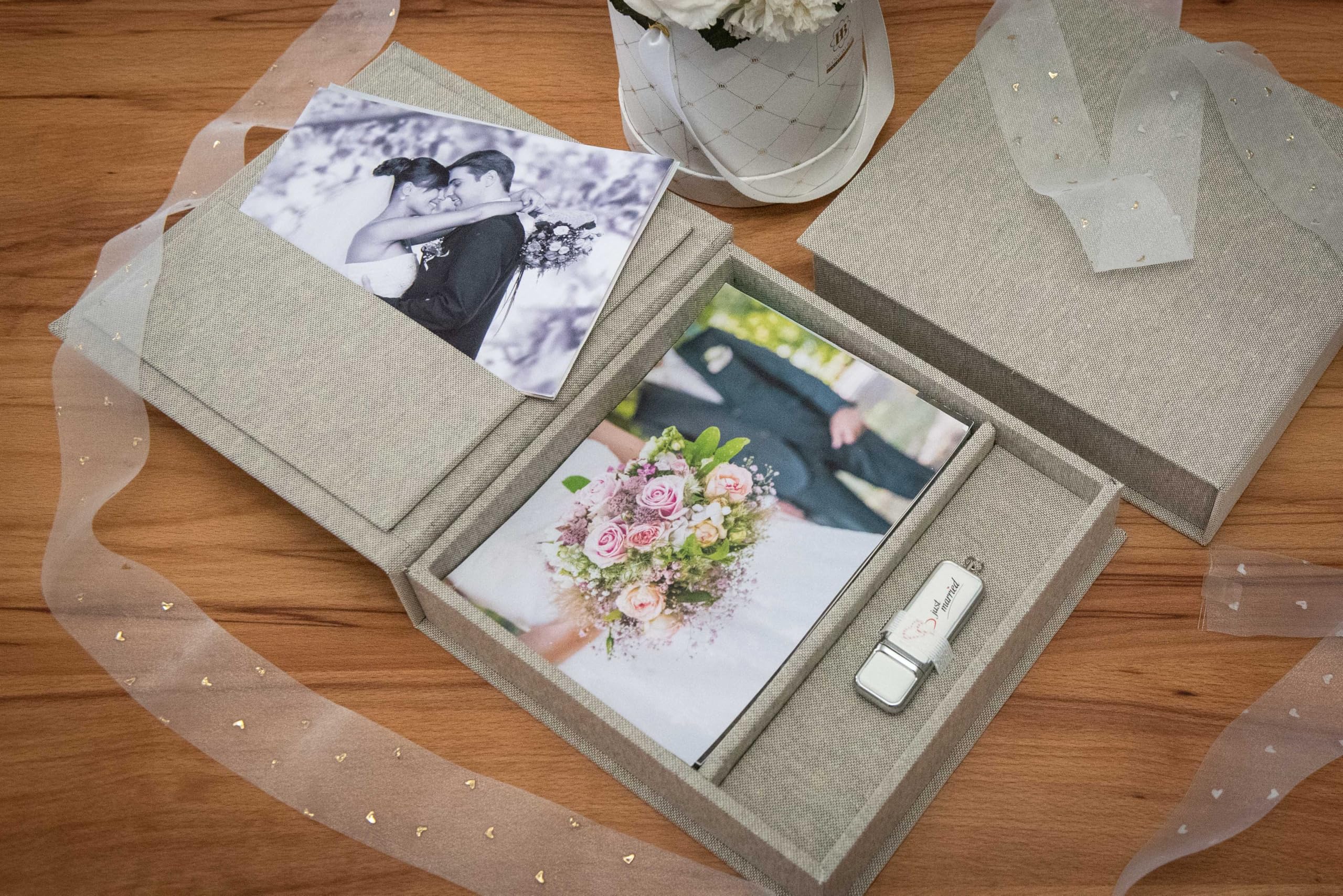 Elegant Erinnerungsbox, Foto-Box mit USB Slot. Geschenkbox für USB-Sticks und Fotoabzüge 10x15cm. Aufbewahrungsbox Hochzeitsbox, Fotogeschenk, 18x18 cm (Grau)