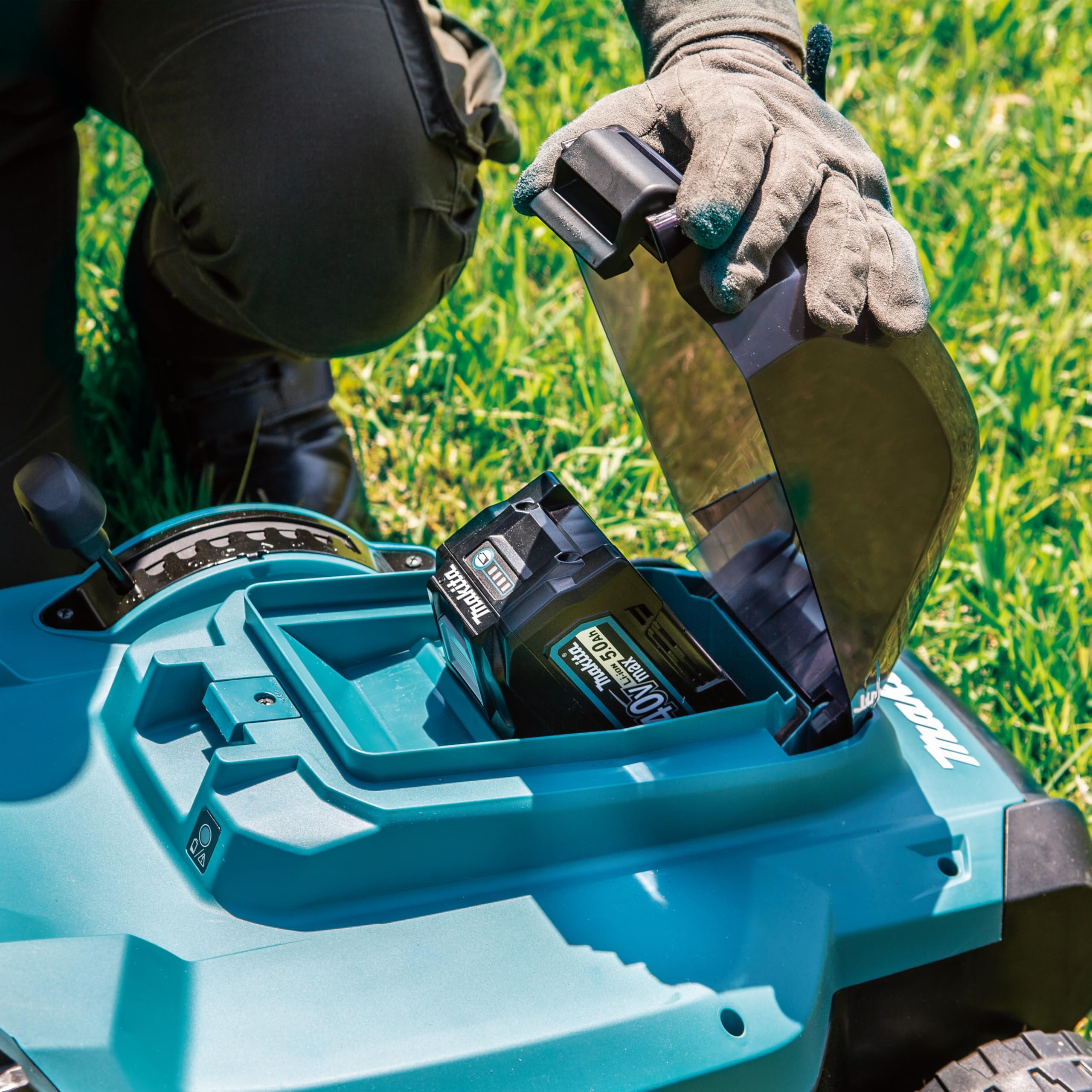 Makita Akku-Rasenmäher, 40V, 38 cm Schnittbreite, 40 L Grasfangkorb LM003GM102