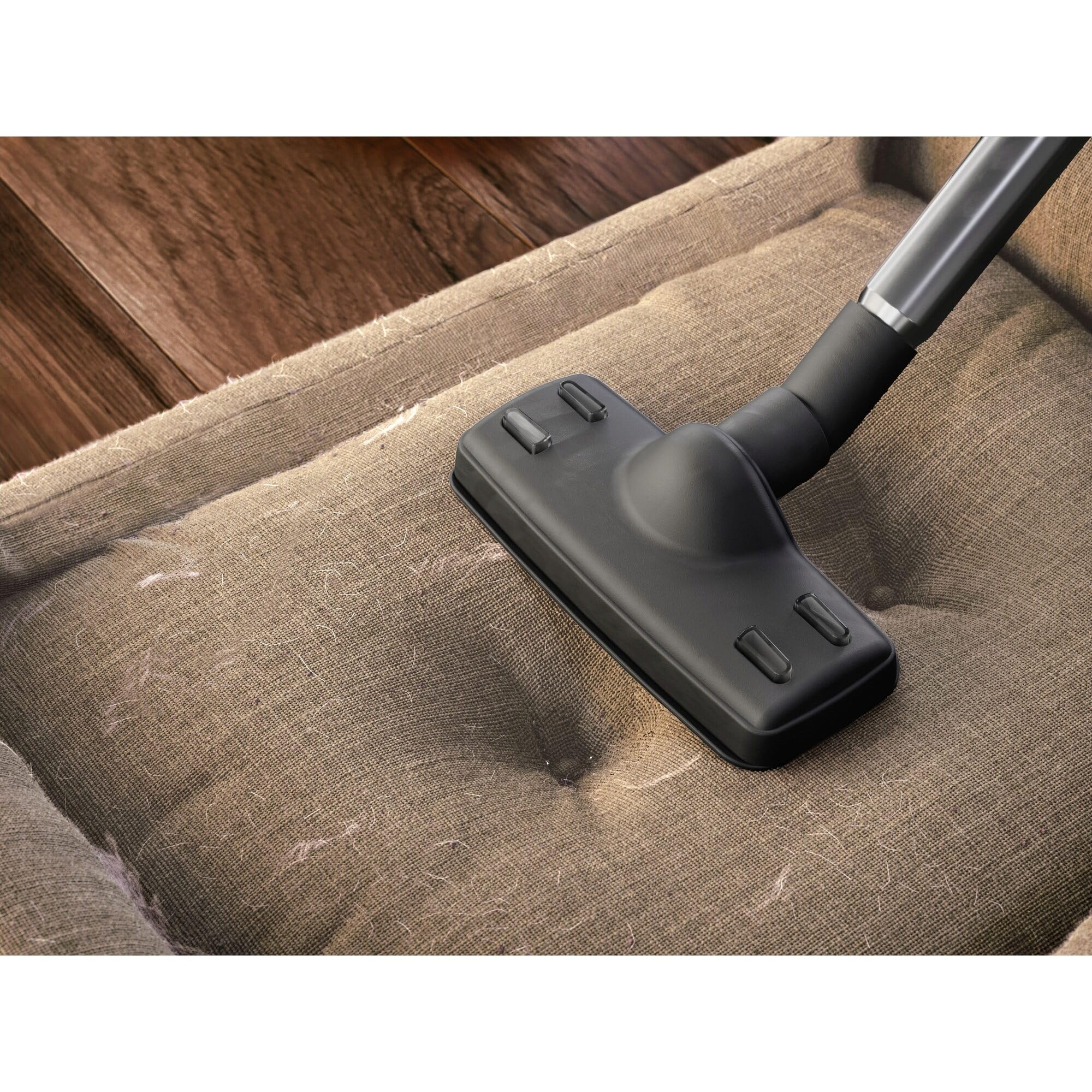 AEG Staubsauger mit Beutel, besonders leise 64 dB, kraftvolle 750 W, ergonomischer Handgriff, 12 m Aktionsradius, HEPA Allergy Plus Filter, AllFloor Düse für Hart- und Teppichböden, Schwarz, VX83‑2EBR | 750 W, 3,5 l, Geräuschpegel 64 dB(A), Staubsauger mi