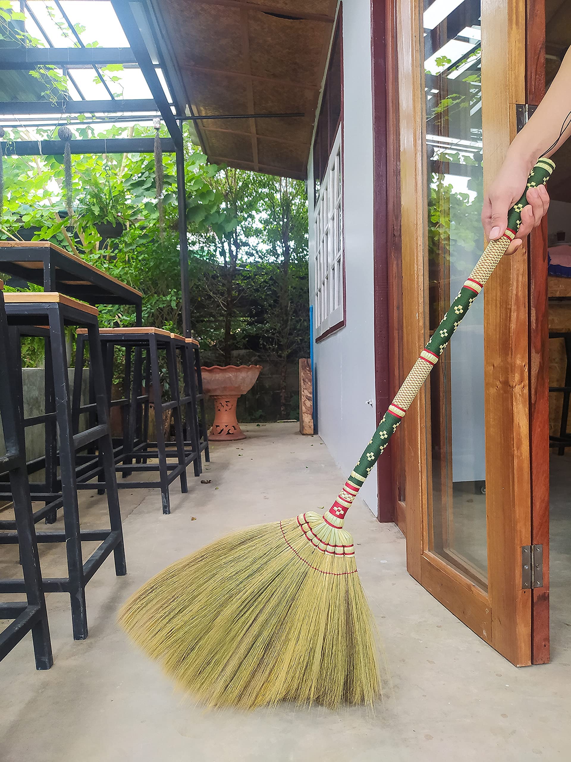 Thai Vintage Retro Grasbesen Stab Asiatischer Strohhalm für Hochzeit Springen Hexe Haus Lang mit Massivholzgriff - Primitive Kehren Schmutz Staub Müll