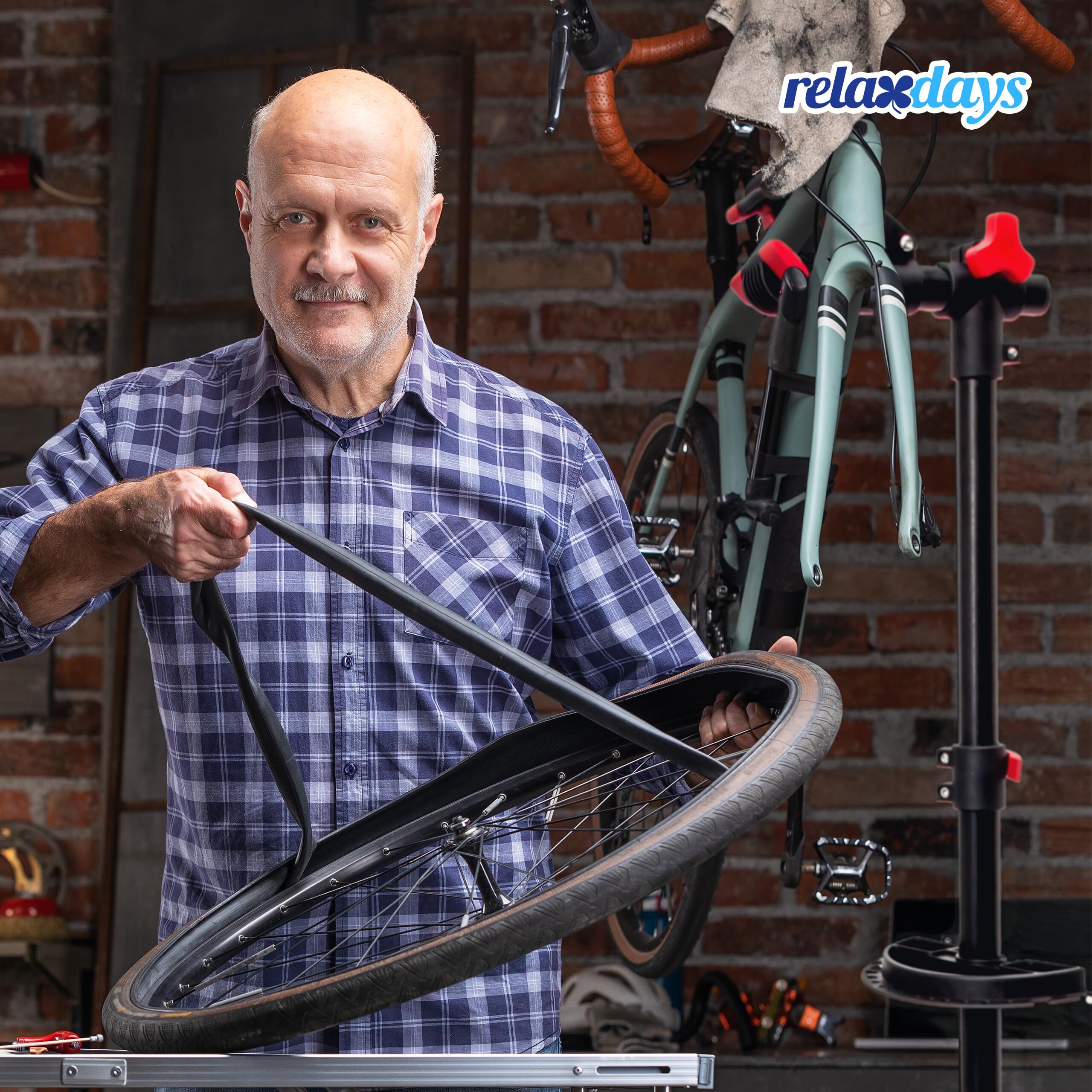 Relaxdays Fahrradmontageständer Reparaturständer mit Werkzeugablage – klappbar & höhenverstellbar – schwarzer Montageständer vierbeinig stabil mit festem Stand – Stahl pulverbeschichtet, 10017183, STANDARD