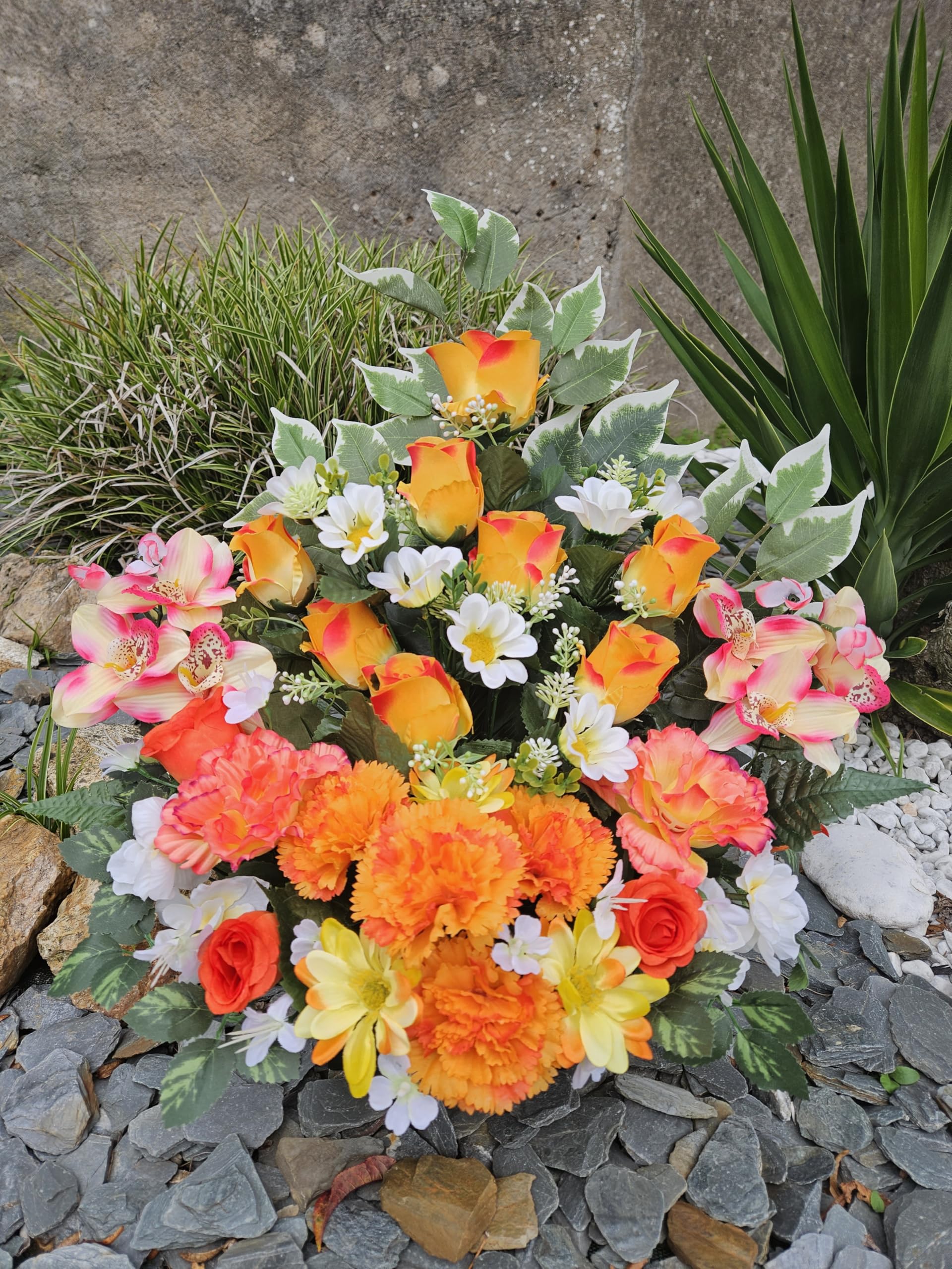 Composition de Fleurs Artificielles Lesté Ciment pour Une Parfaite Tenue à L' Extérieur. Réalisé par nos Soins, Fleurs de Qualité.