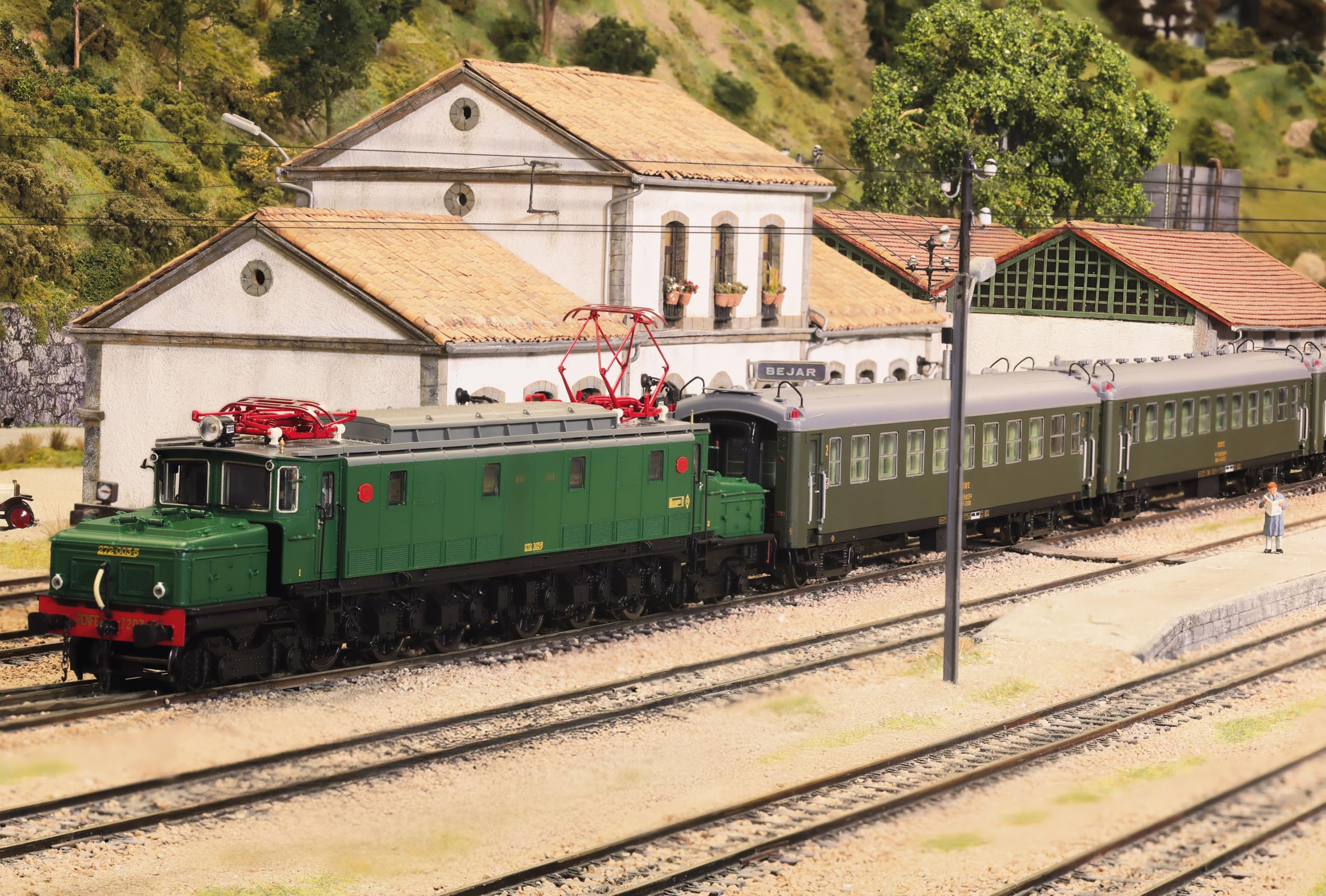 Electrotren HE4038 RENFE, Set di 2 unità da 5000 carrozze, BB4 di 2a Classe, con Vecchi soffietti, livrea Verde Oliva, EP. IV