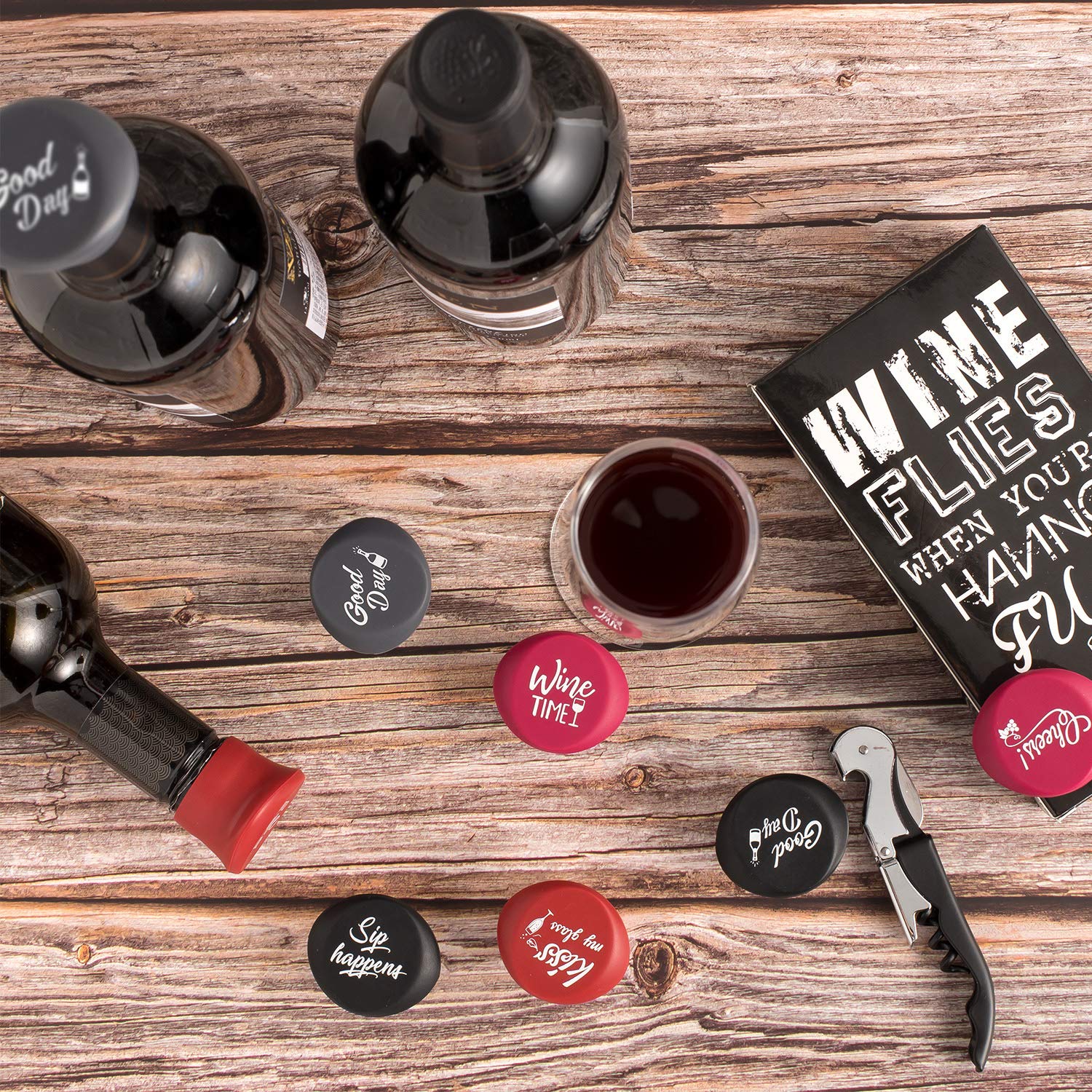 Whaline 8 Pack Weinflaschenverschlüsse und Geschenkbox, Wiederverwendbare Silikonverschlüsse, Flaschenverschlüsse mit Einem Lustigen Spruch für Weingetränke und Bierflaschen (Lila,Rot,Grau,Schwarz)