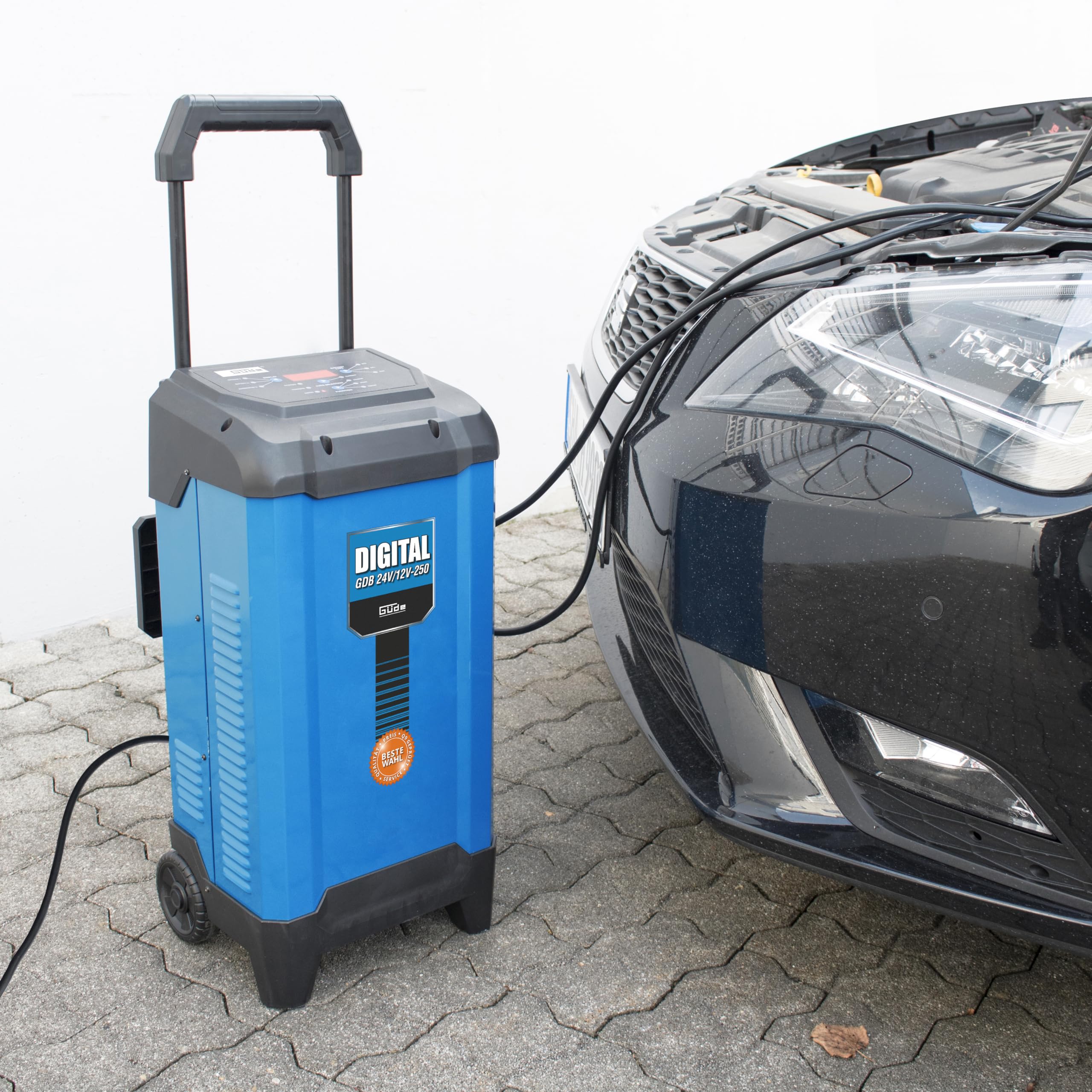 Güde Batterielader Digital GDB 24V/12V-250 (Inverter KFZ-Ladegerät, für 12V/24V Batterien, 20-550 Ah, LED-Anzeige, Starthilfefunktion, Rettungsfunktion, Erhaltungsladegerät, vollautomatisch, 2 Rollen)