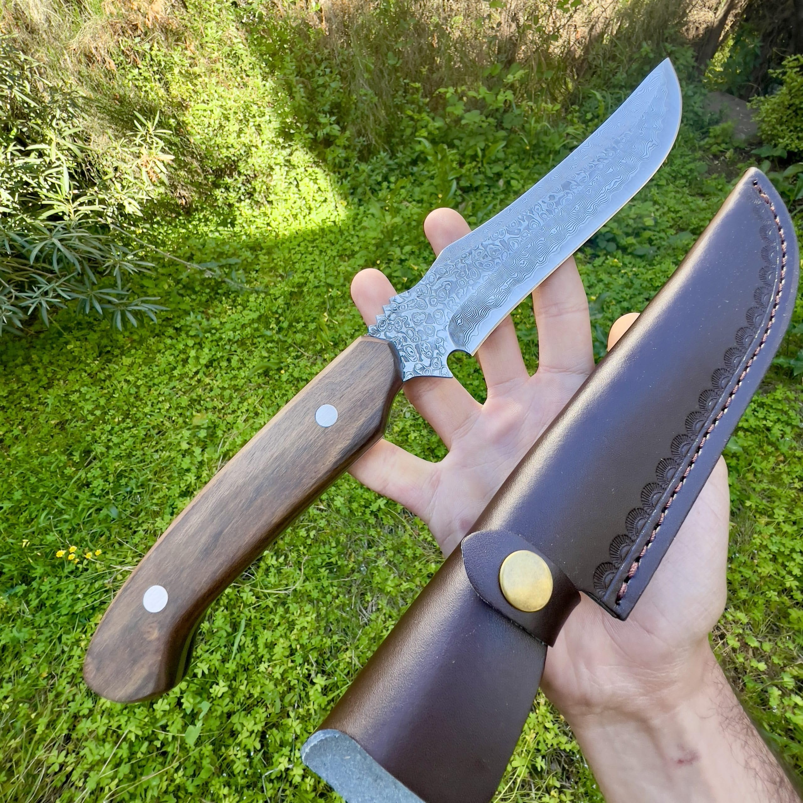 Gran Cuchillo Damasco Forjado a Mano hoja fija suminagashi japonés filo afilado mango de madera funda de cuero vegetal exterior camping senderismo regalo para hombre caza EDC artesanía tanto