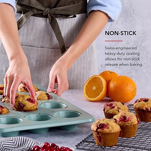 Vista 12 de KitchenAid Molde antiadherente de acero aluminizado para magdalenas de 12 tazas, contorno plateado