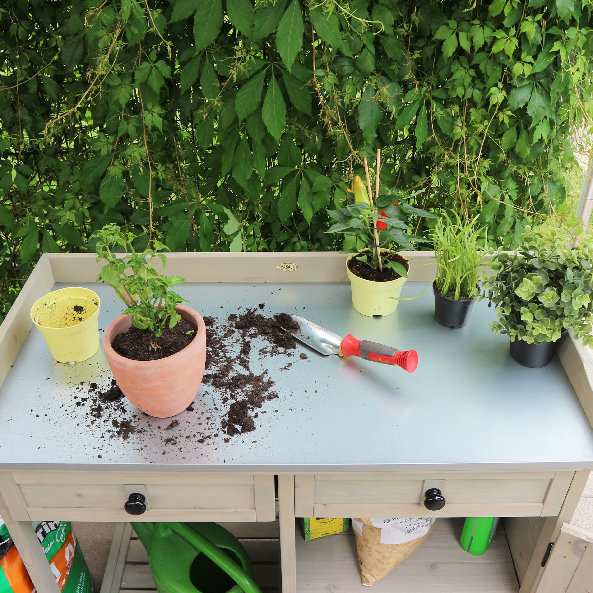 HABAU Pflanztisch mit Unterschrank – Gartentisch aus FSC®-zertifiziertem Massivholz mit Arbeitsfläche & Stauraum – 98 x 48 x 95 cm – Grau