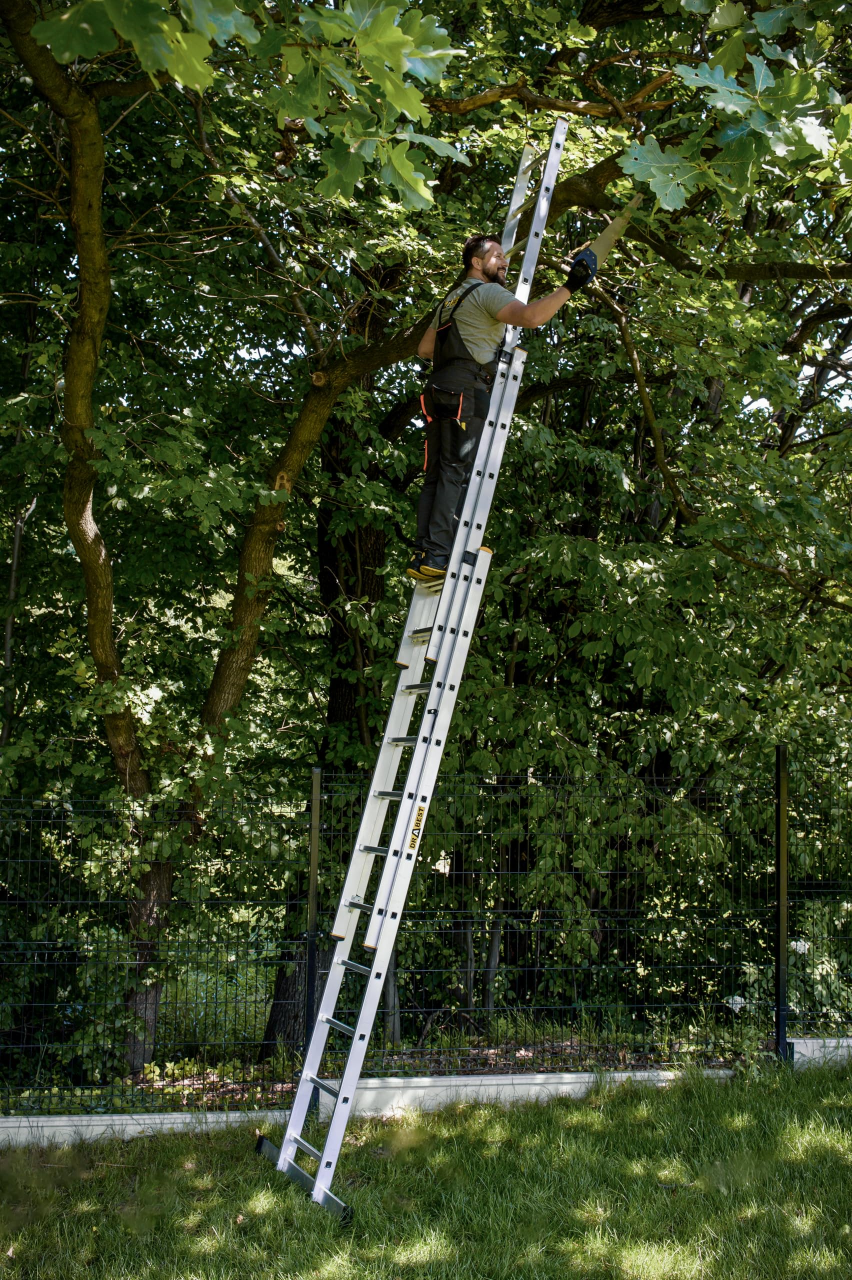 DRABEST Leiter PRO Serie Aluleiter 3-teilig Mehrzweckleiter 3x11 Stufen bis 150 kg Arbeitshöhe 6,31 m inkl. Eimerhaken