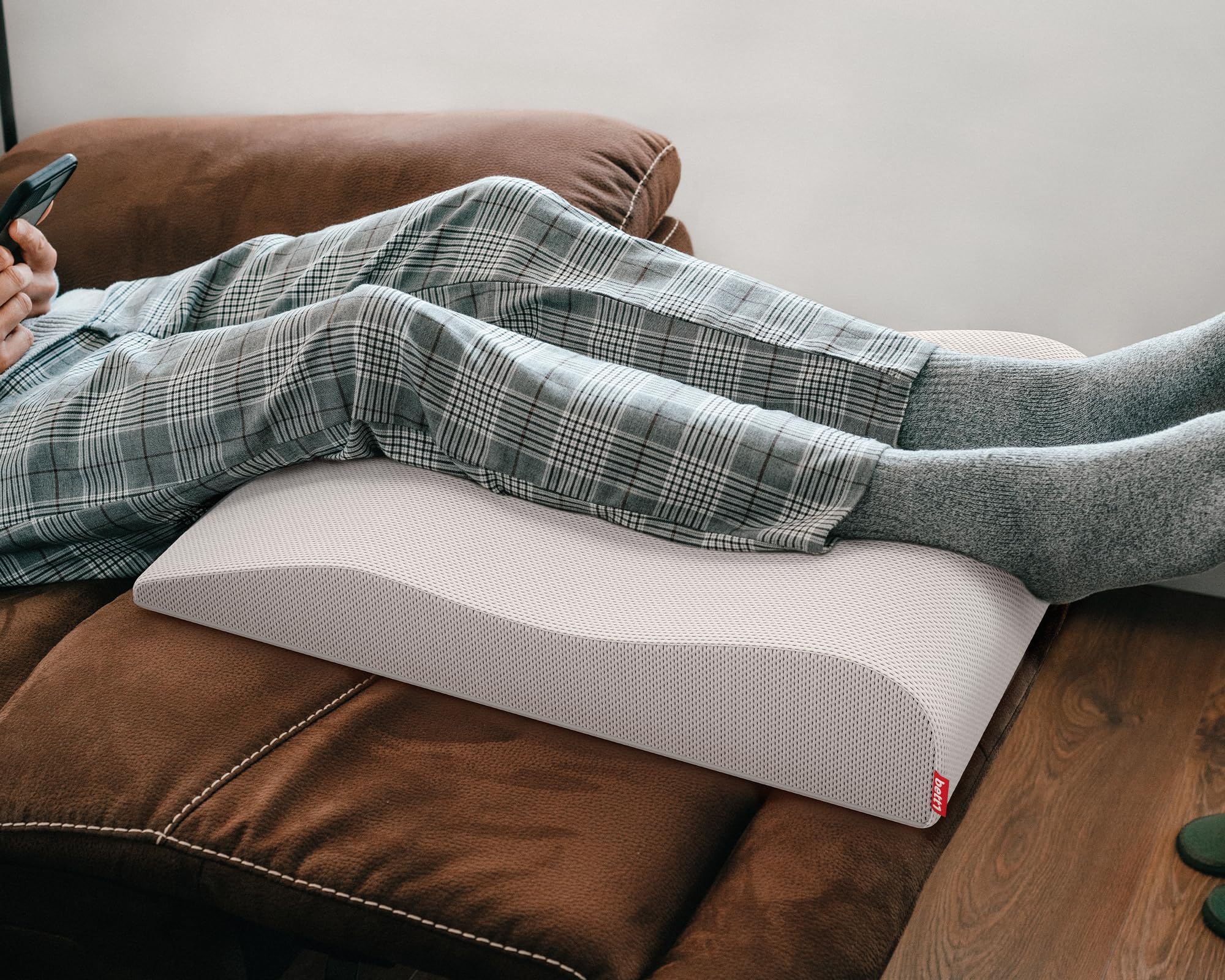 bett1 Bodyguard Venenkissen | Zum Hochlegen schwerer Beine, ergonomisch geformt, spürbare Entlastung für Waden und Oberschenkel, Bezug waschbar bei 60 °C