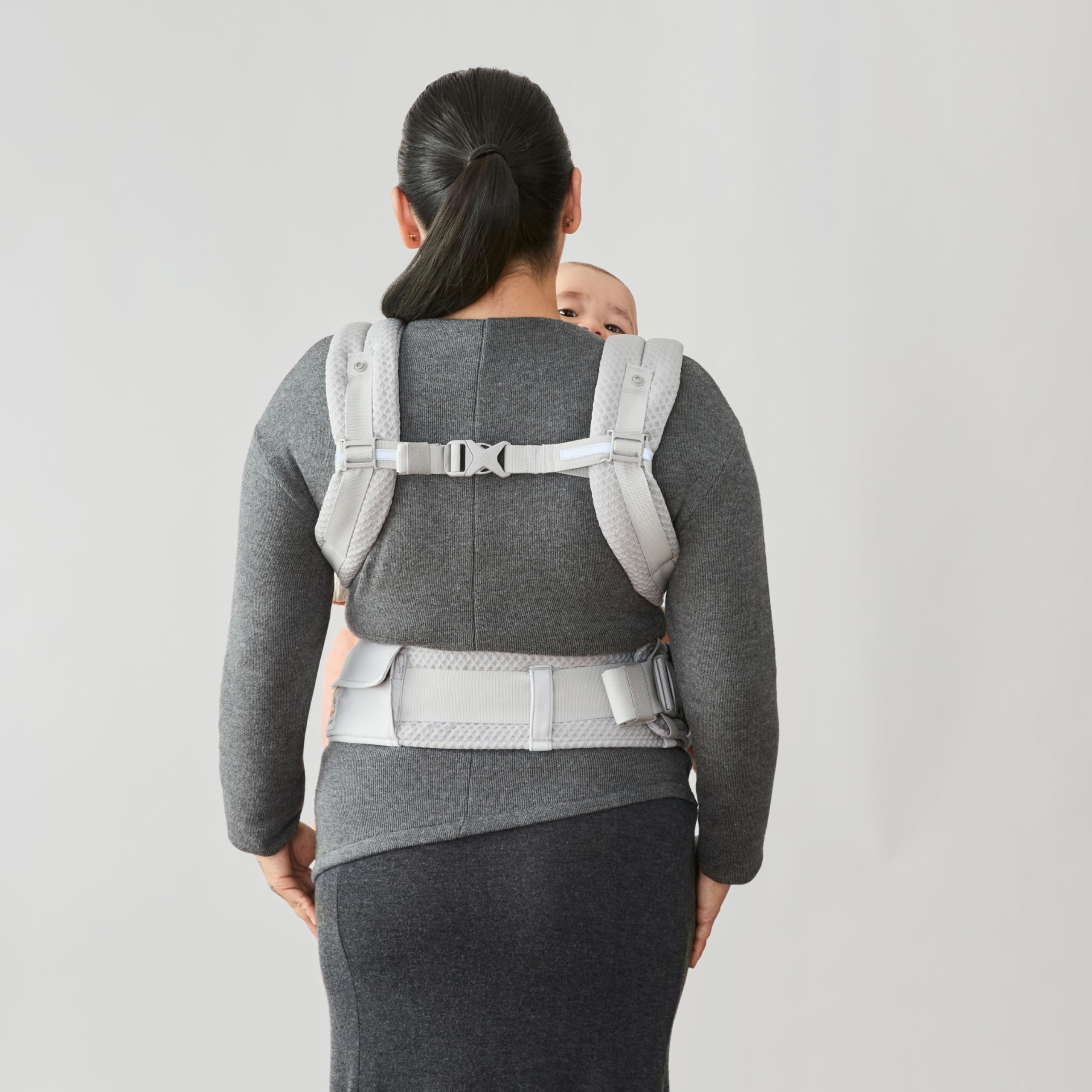 Ergobaby Alta Hip Seat, marsupio con seggiolino per neonati e bambini dai 4 mesi in su (5,5 kg - 20,4 kg), con rete SoftFlex