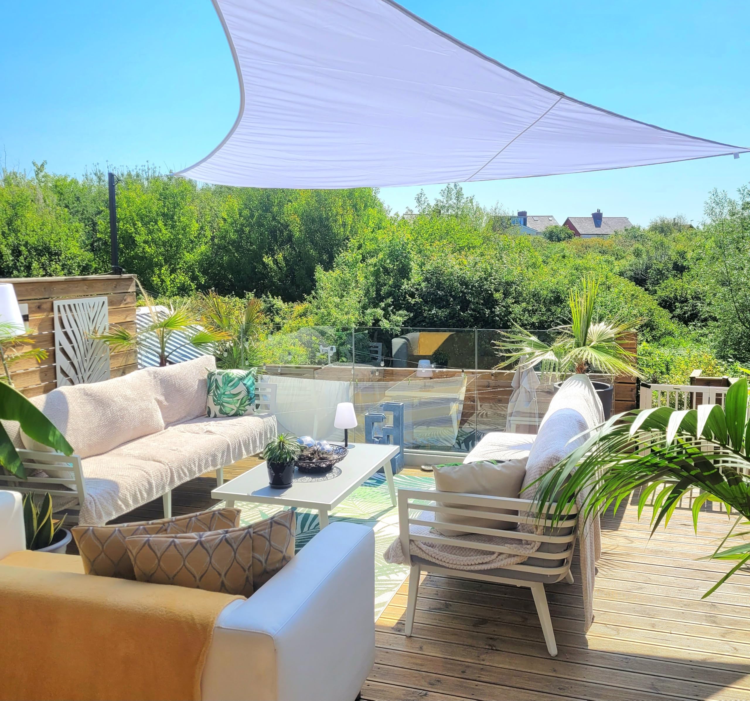 Voile d'ombrage de jardin triangulaire Clara 5m pour ombrager vos repas en terrasse tout l'été