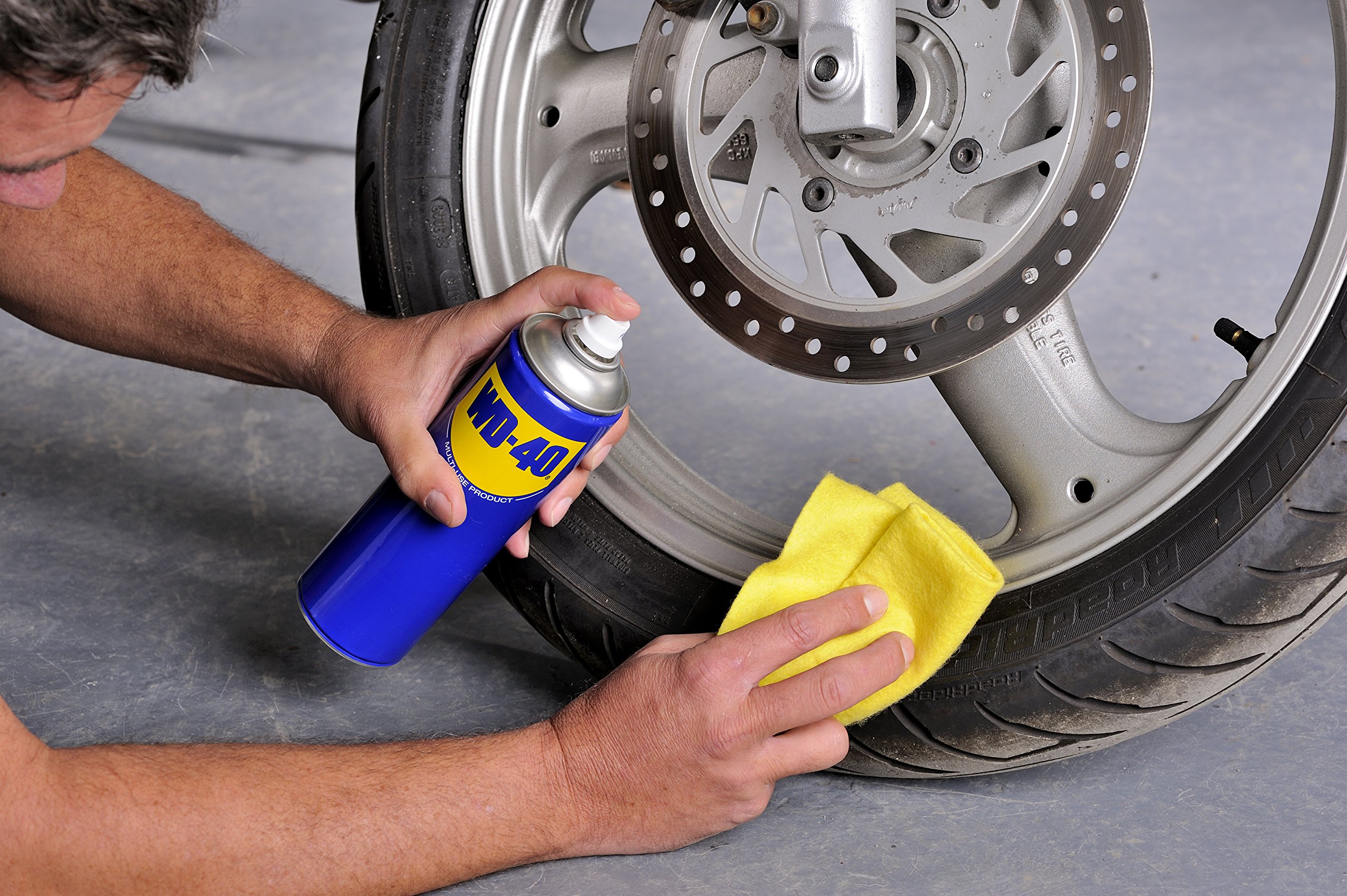 WD-40 Producto Multi-Uso- Spray 400ml-Lubrica, Afloja, Protege del óxido, Dieléctrico, Limpia metales y plásticos y Desplaza la humedad