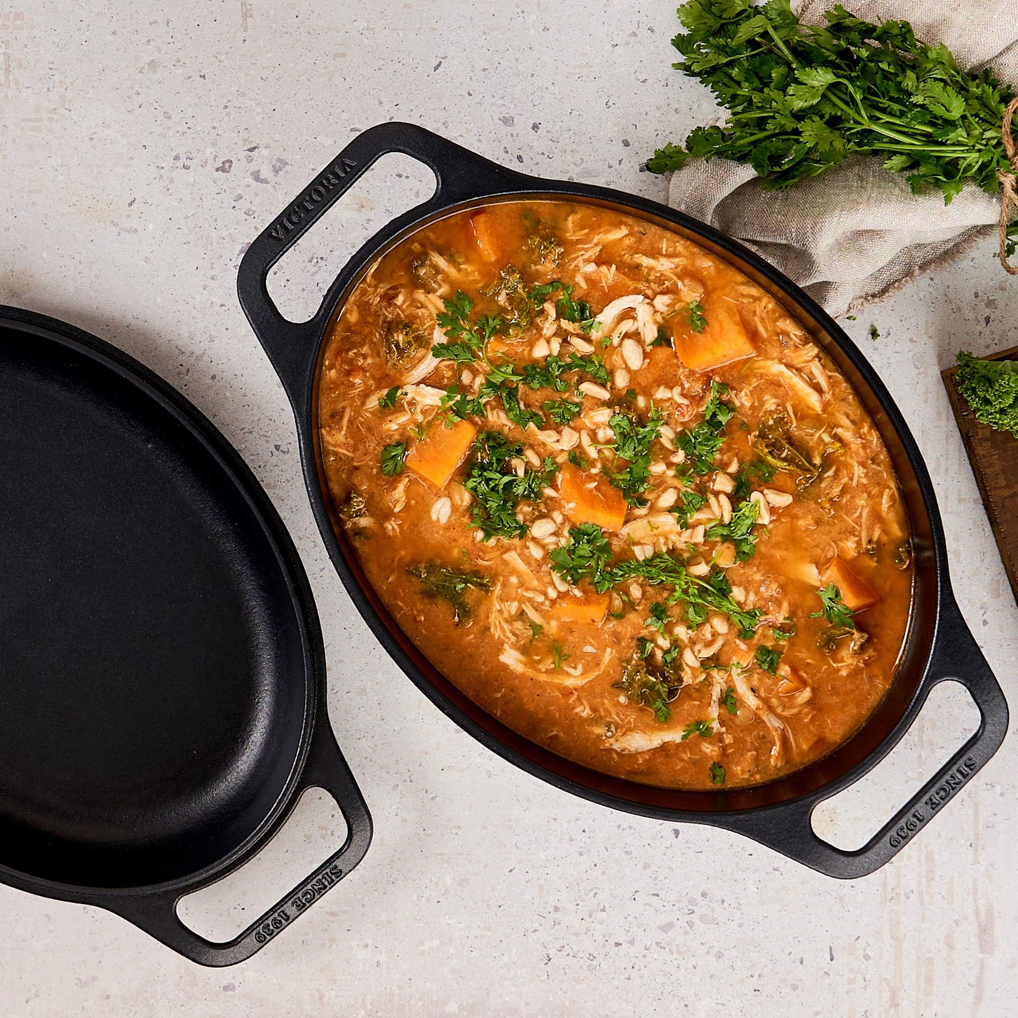 Victoria Forno Olandese, Pentola et Padella Induzione Ghisa Smaltata 31 cm Ovale, Cocotte 5,7L, Senza PTFE né PFOA, Adatta per Fuoco, Barbecue, Forno, Vetroceramica, Gas
