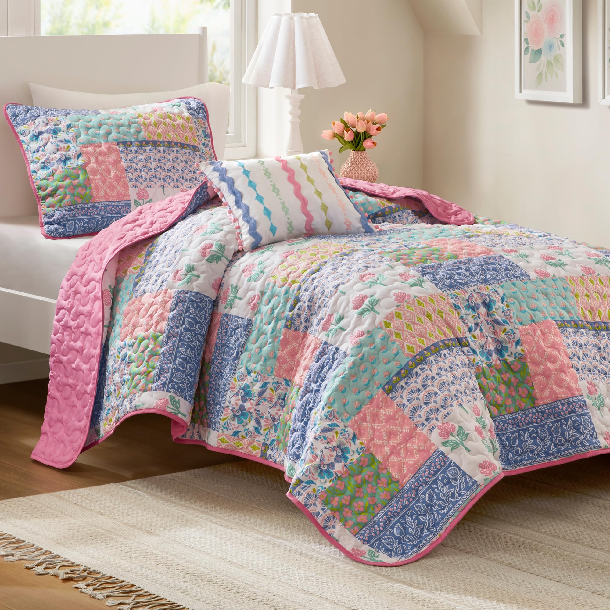 Intelligent Design Intelligent Design Floral Patchwork Reversible Pink Twin Quilt Set, 3pc | Girls Bedroom Bedding, Back to School, Teen, Lightweight, Boho, Machine Washable, Easy Care, All-Season, Cozy, Twin/Twin XL, Pink