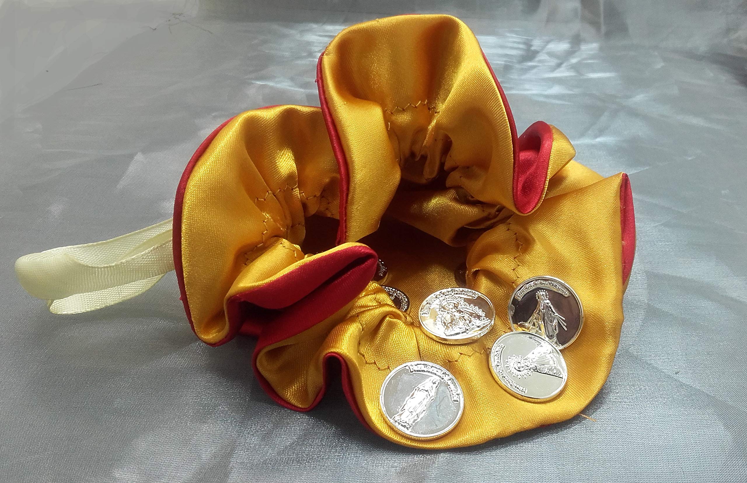 Arras de María con Saquito de Saten Redondo Reversible (Rojo y Dorado) Hecho a Mano por Nuestros Artesanos y Estuche Incluido.