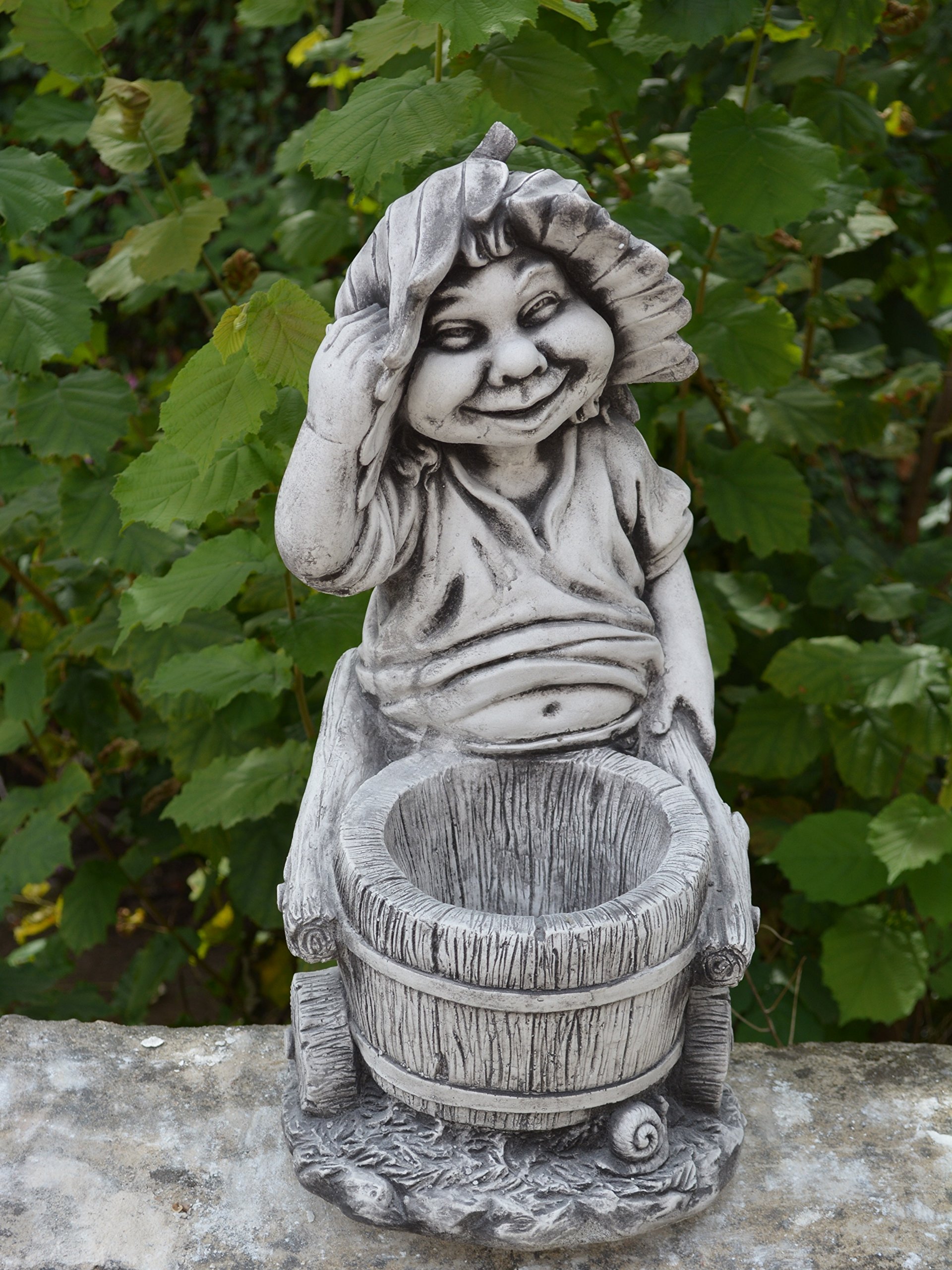 gartendekoparadies.de Gnom mit Schubkarre, Steinfigur Wichtel, H. 50 cm, 23 kg, Grau, frostsicher aus Steinguss für Außenbereich