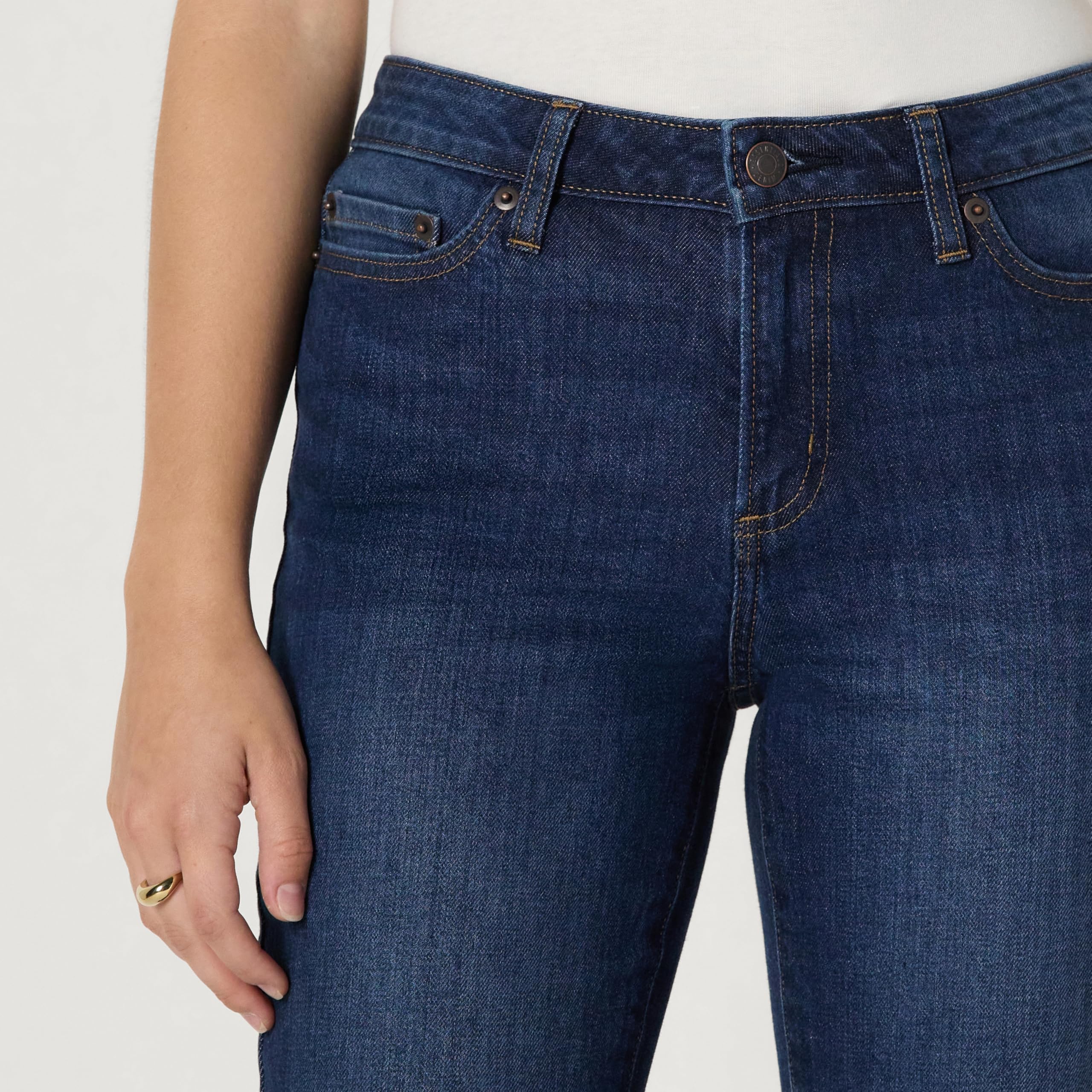 Amazon Essentials Donna Jeans Cropped alla Moda, a Vita Media con Fondo Svasato, Mediamente Elasticizzati