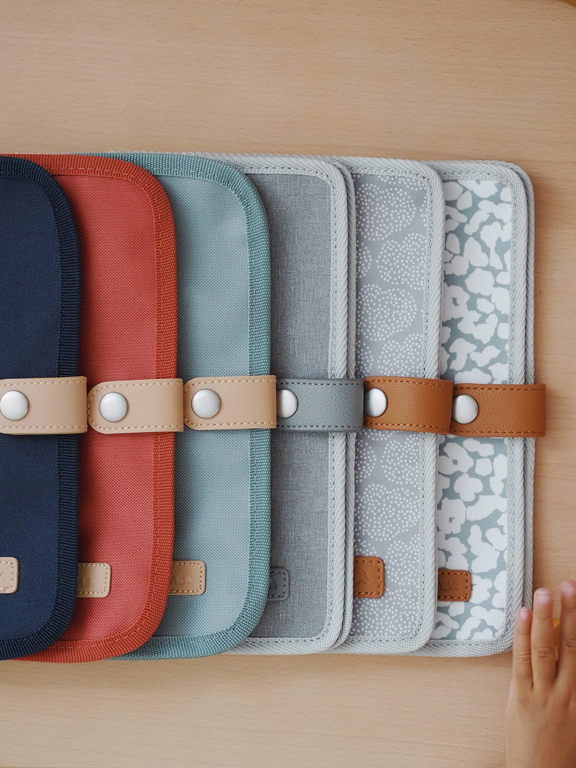 BÉABA, funda de carné de salud Genève, 2 bolsillos interiores, cierre a presión, tejido impermeable, verde salvia