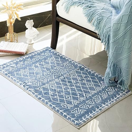 Tititex Alfombra bohemia gris y blanca de 20 x 32 pulgadas (1.6 x 2.6 pies) de pelo sintético de conejo ultra suave, tapete bohemio para pasillo,