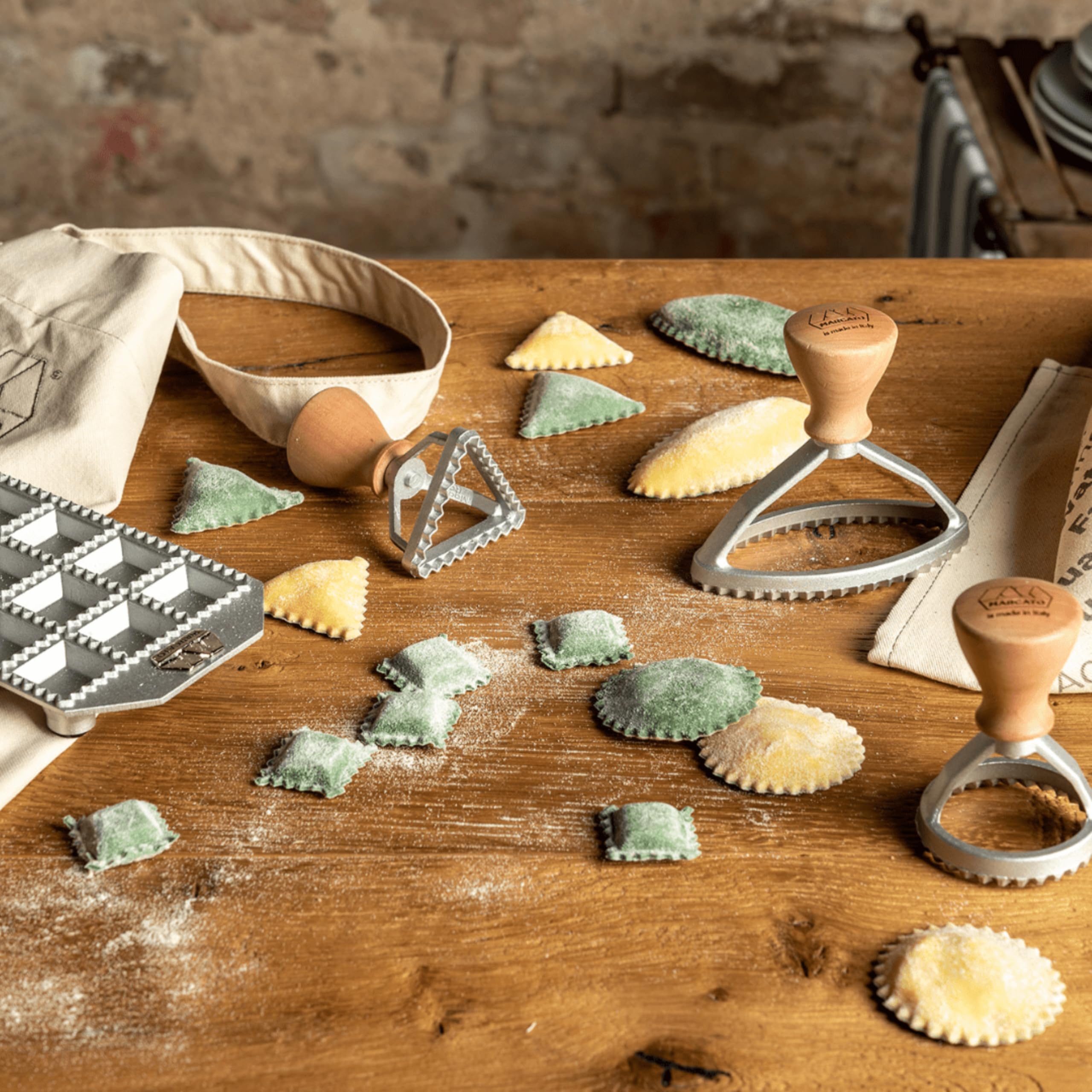 MARCATO Ravioli Set 7-teilig Nudelholz Ravioli-Form Stempel Schürze Kochbuch