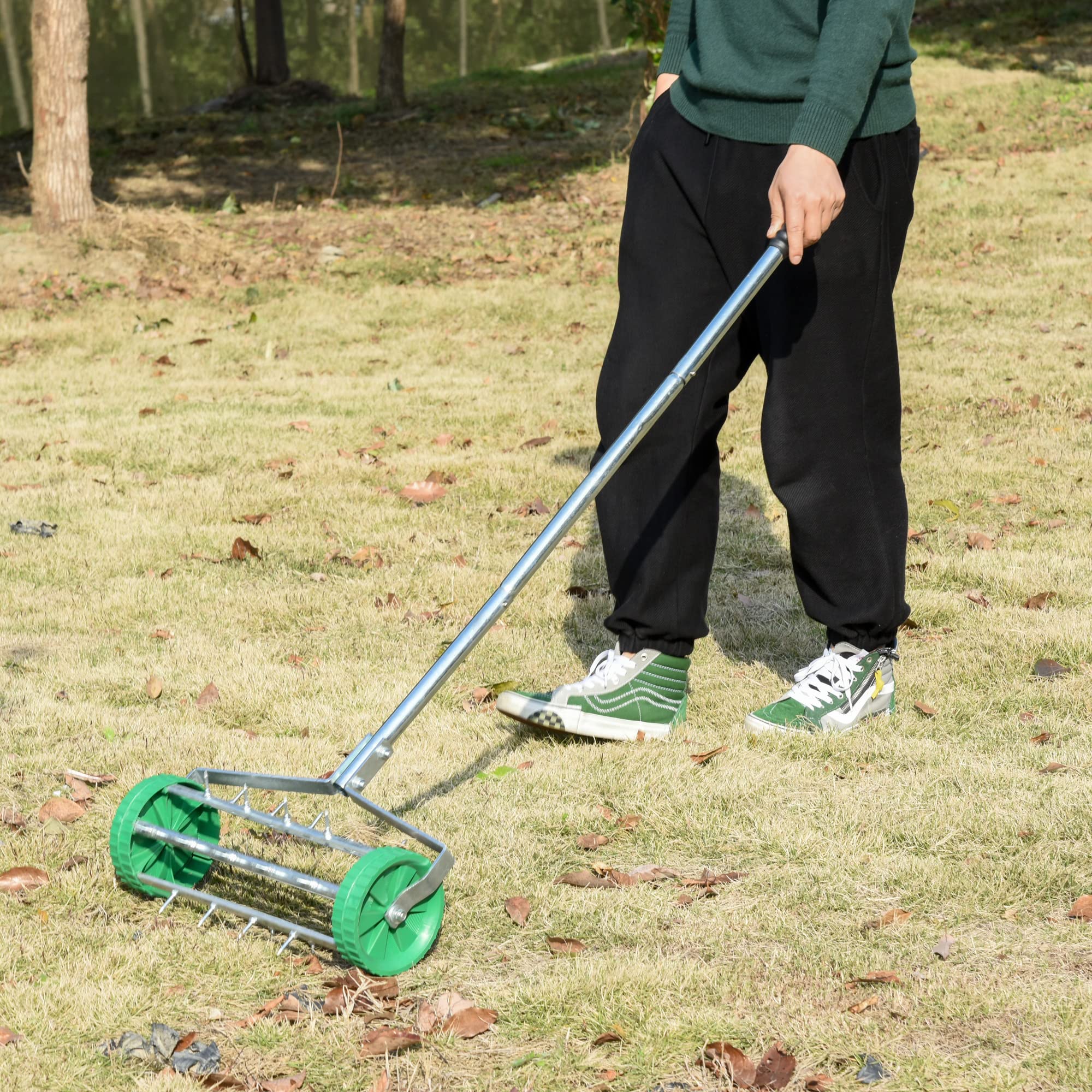 Outsunny Rasenlüfter Grifflänge einstellbar Handvertikutierer Rasenbelüften Stachelwalze Rasen rollender Rasenlüfter pflegen Garten verzinktes Rohr Grün+Silber 139 x 43,5 x 15 cm