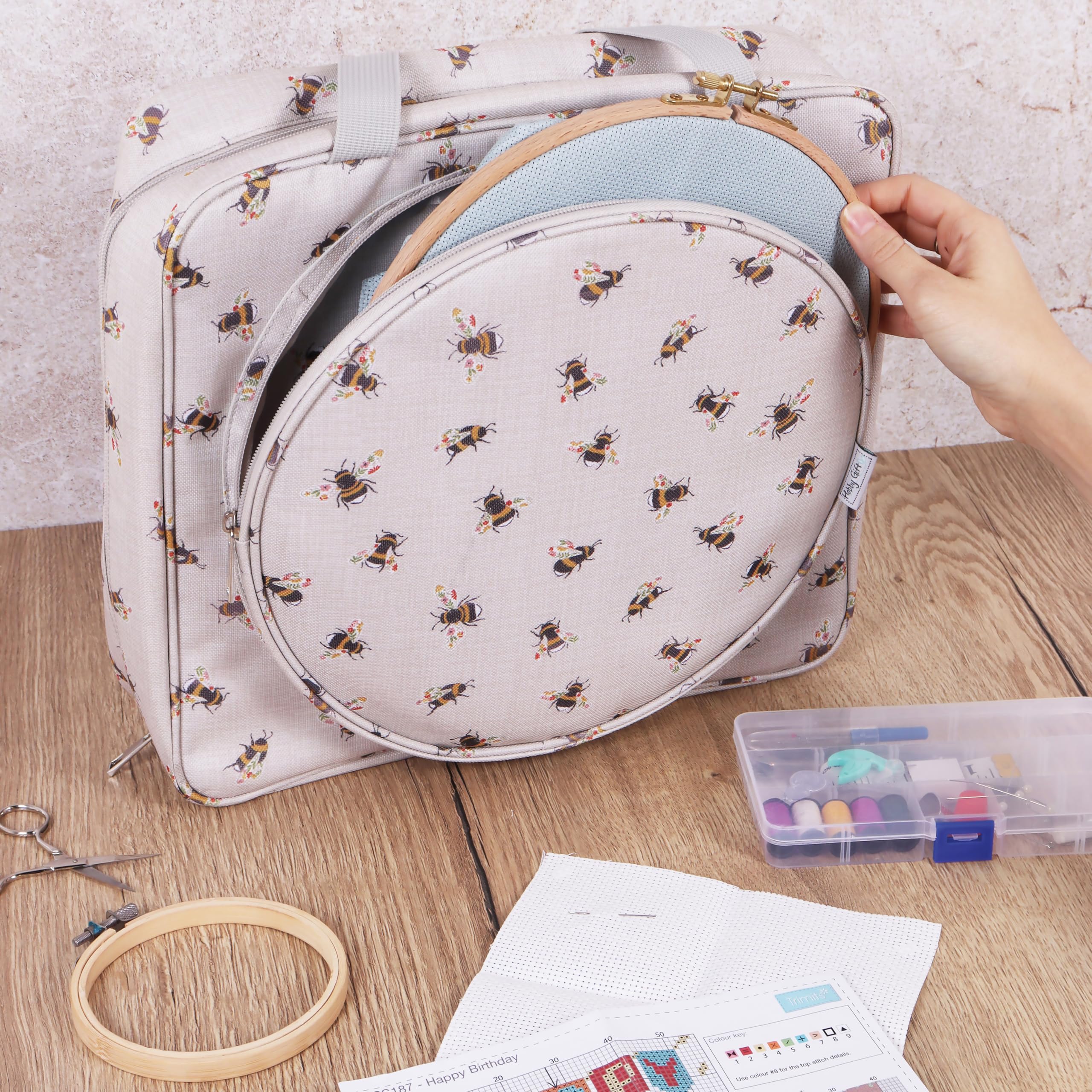 Hobby Gift Sac à Broderie et à Point de Croix Bee Craft Bag Rangement pour Cadres Multi-cerceaux jusqu'à 25 cm avec 2 Poches zippées pour Fils, patrons, Léger et Durable 12 x 35 x 35 cm