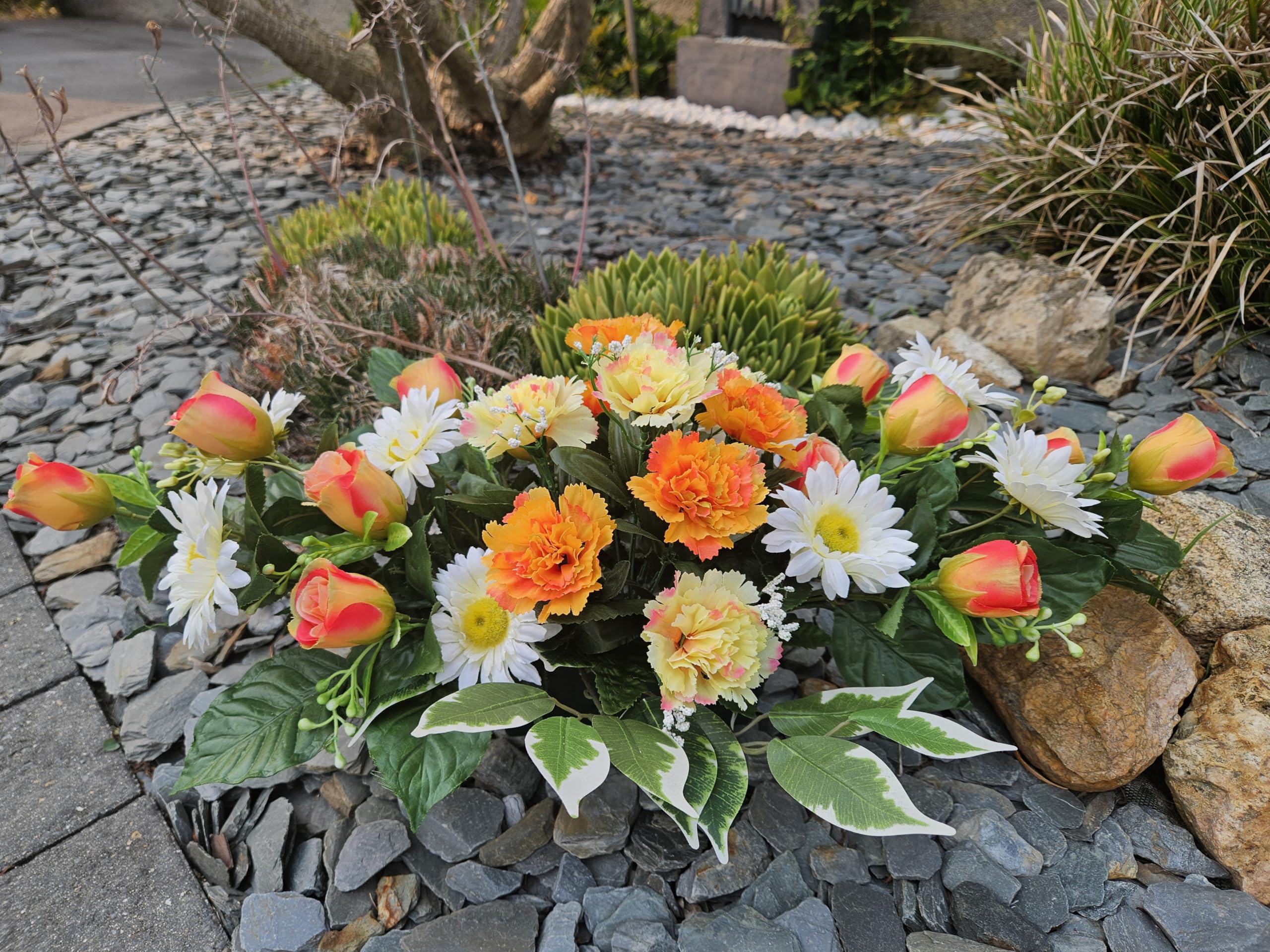 Composition de Fleurs Artificielles Lesté Ciment pour Une Parfaite Tenu à L' Extérieur. Réalisé par Nos Soins. Fleurs de Qualité.