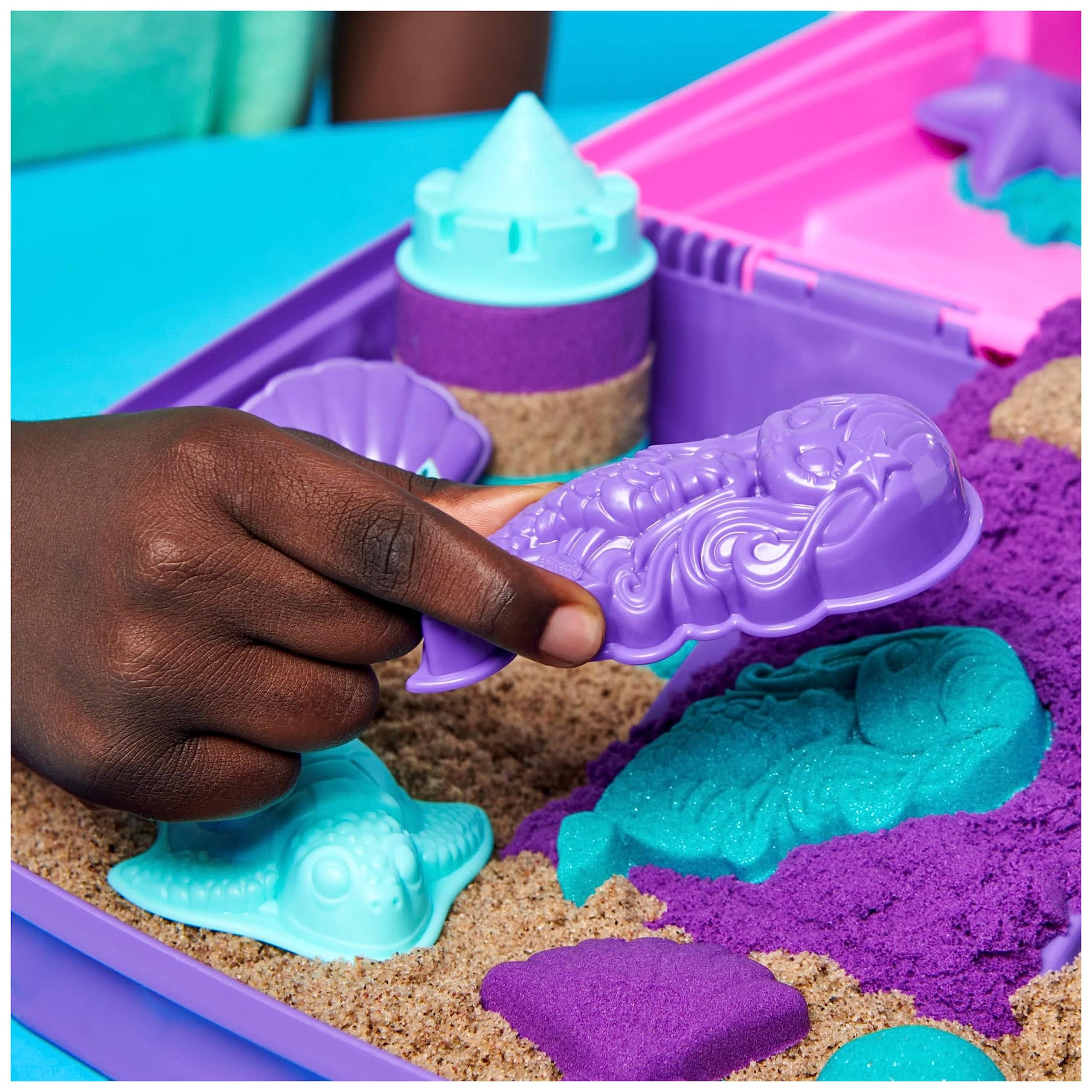 Kinetic Sand Meerjungfrauen Koffer - mit 907 g original kinetischem Sand aus Schweden, erfüllt alle gesetzlichen Anforderungen, mit 6 Förmchen für kreatives Indoor-Sandspiel, für Kinder ab 3 Jahren