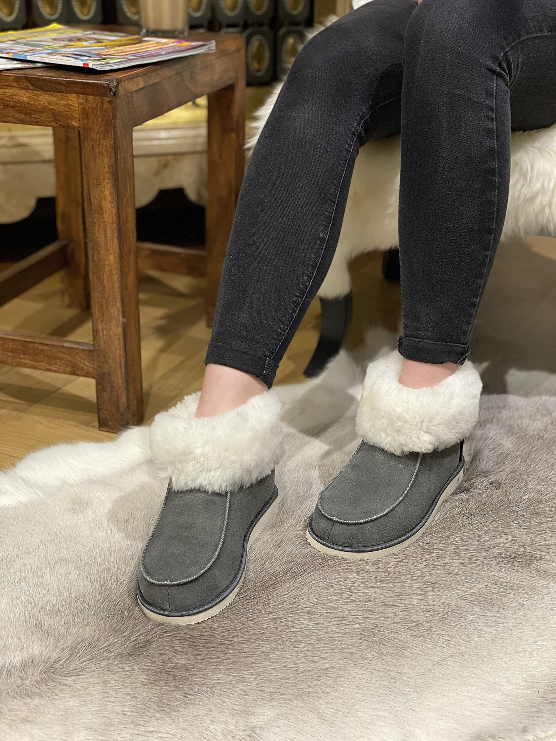 Hollert Damen & Herren Lammfell Hausschuhe ZUGSPITZE GRAU 100% Merino Schaffell für Wohlgefühl - warm, atmungsaktiv