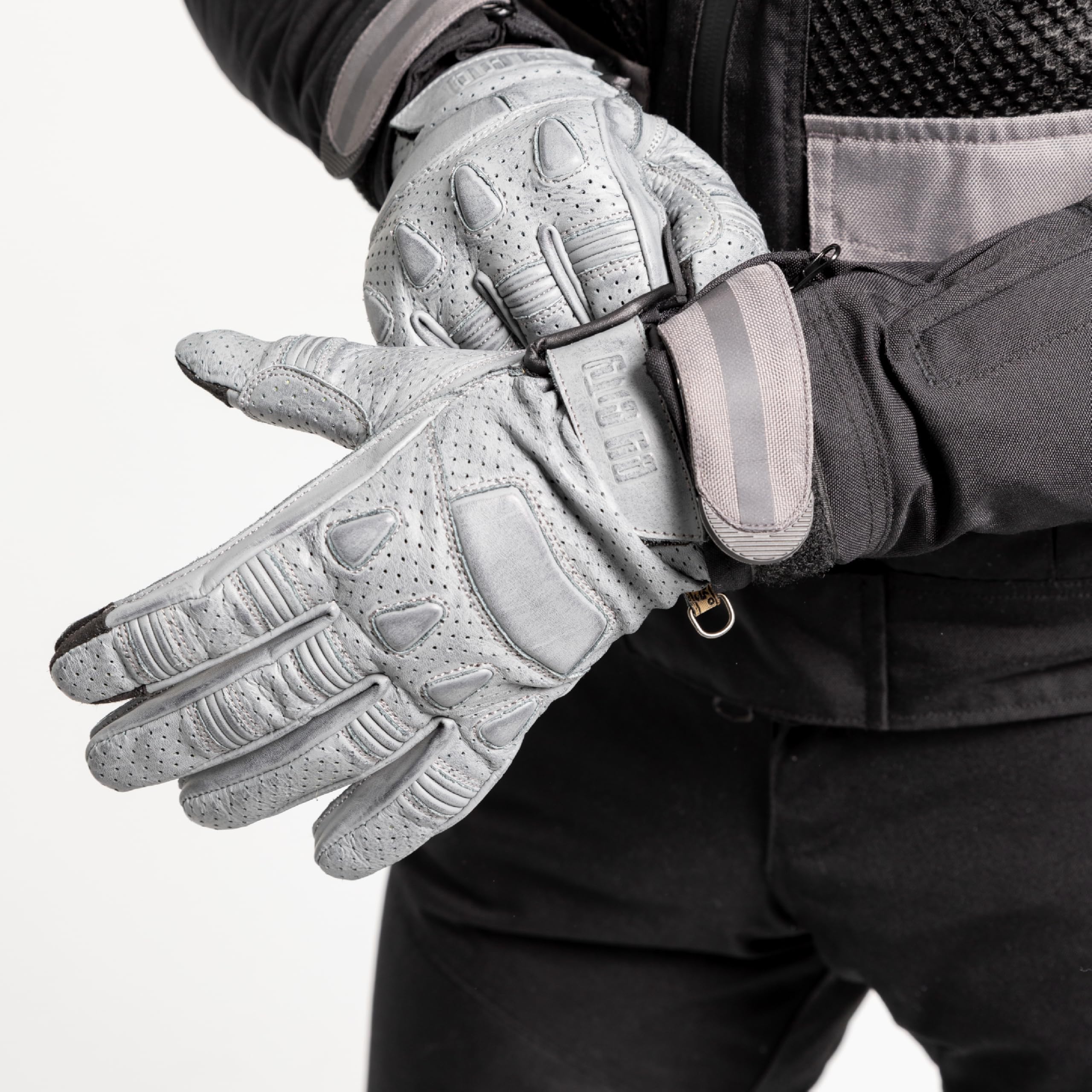 BY CITY - Guantes Pilot II Hombre - Piel Premium para Durabilidad - Refuerzos Antiabrasión de Aramida - Función Táctil en Índice y Pulgar - Ajuste Seguro con Velcro - Talla XS - Gris