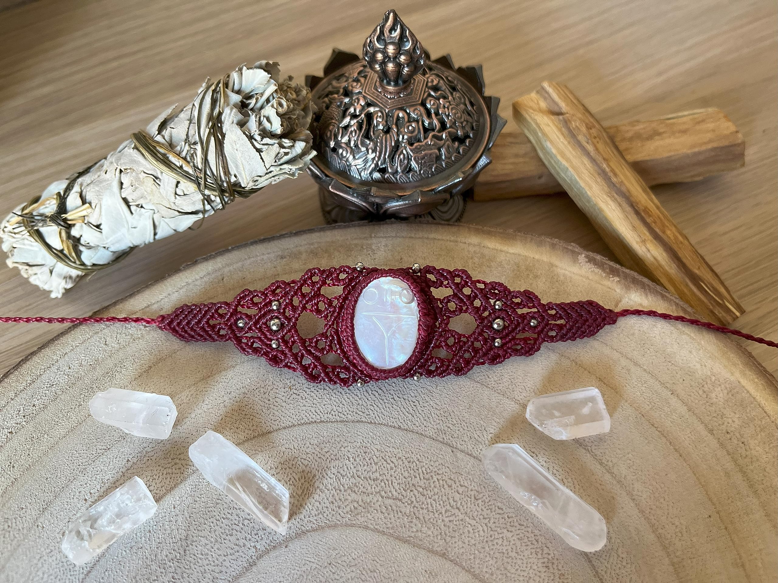 Brazalete de Nácar con Escarabajo Egipcio en Macramé Ajustable en Rojo